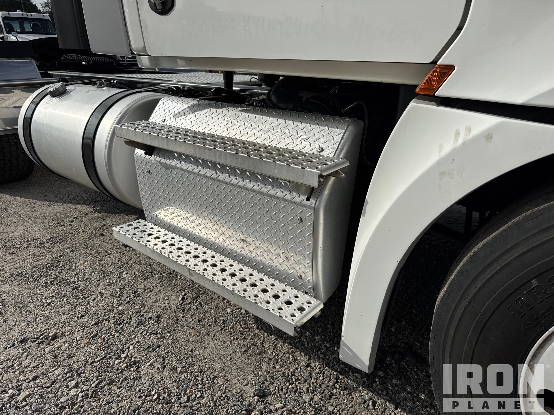 2020 Freightliner CASCADIA 126