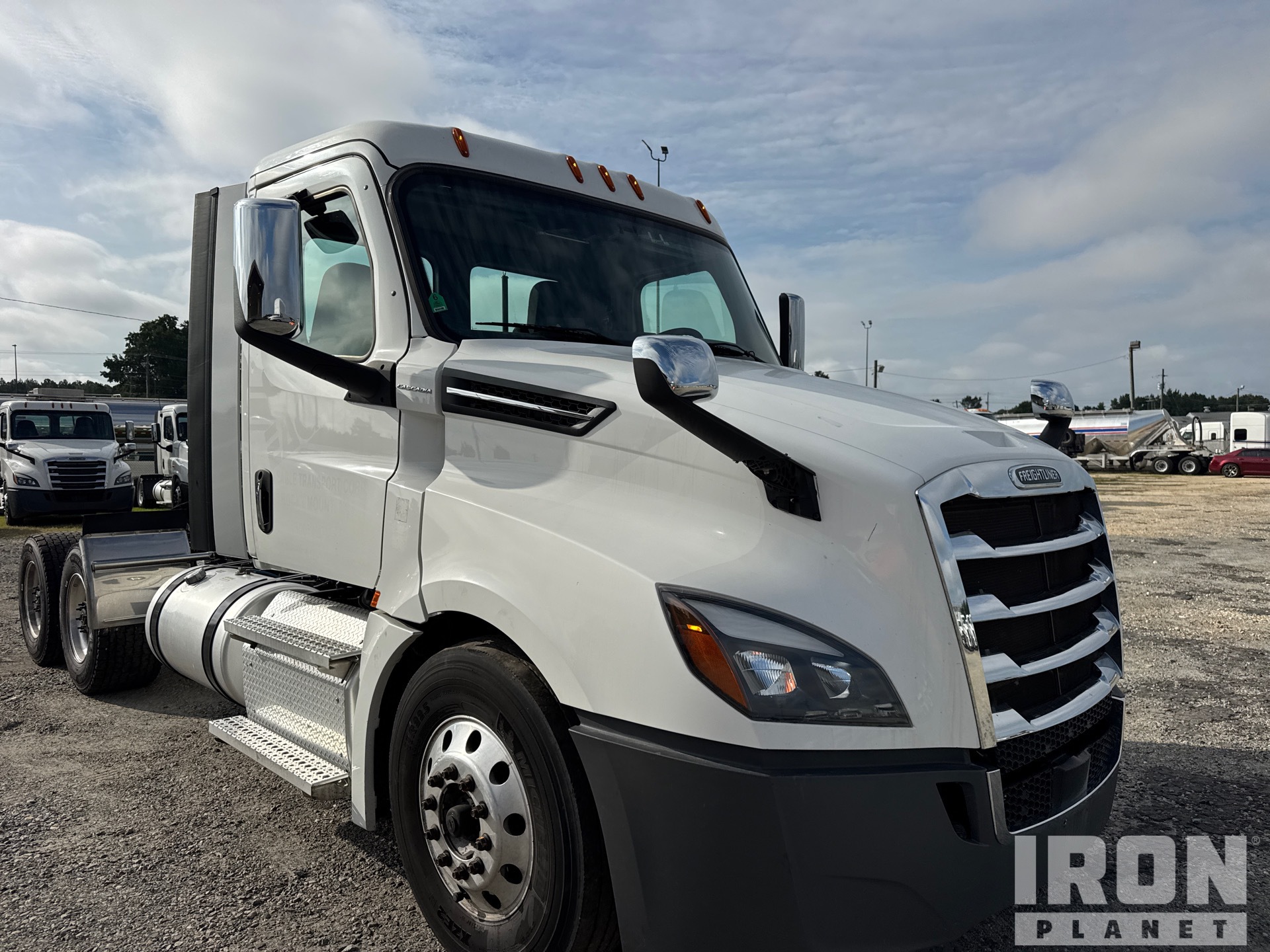 2020 Freightliner CASCADIA 126