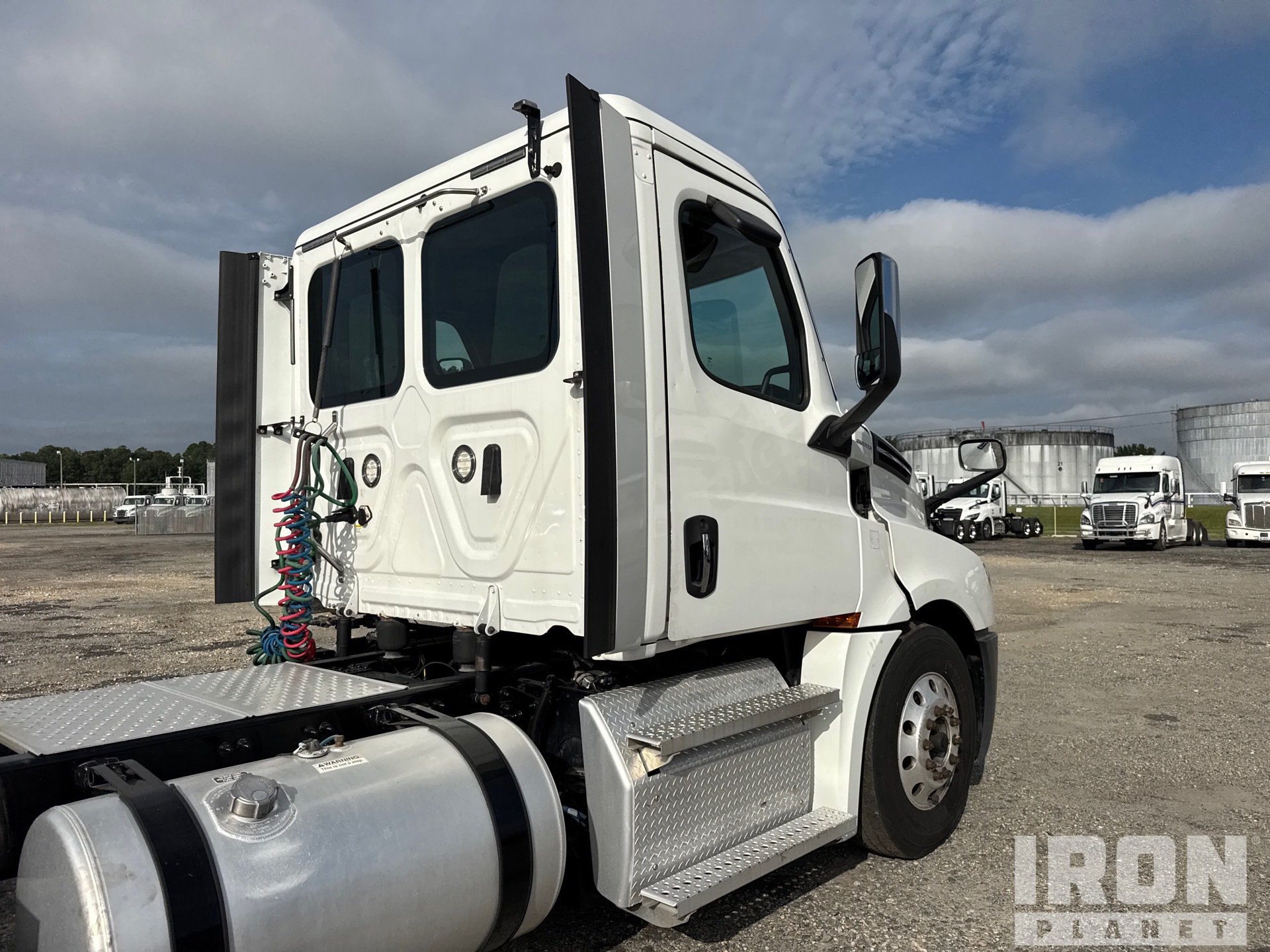 2020 Freightliner CASCADIA 126