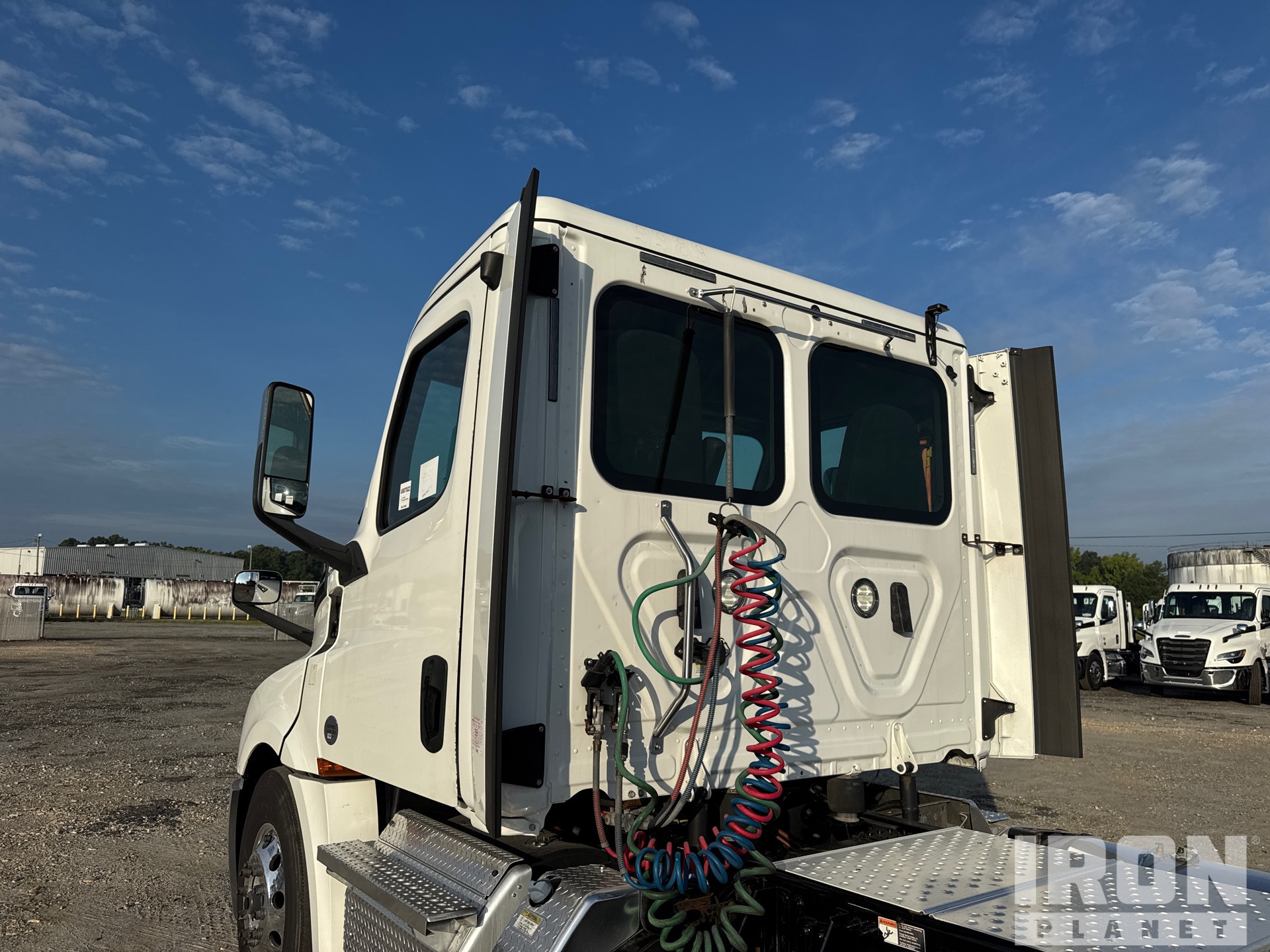 2020 Freightliner CASCADIA 126