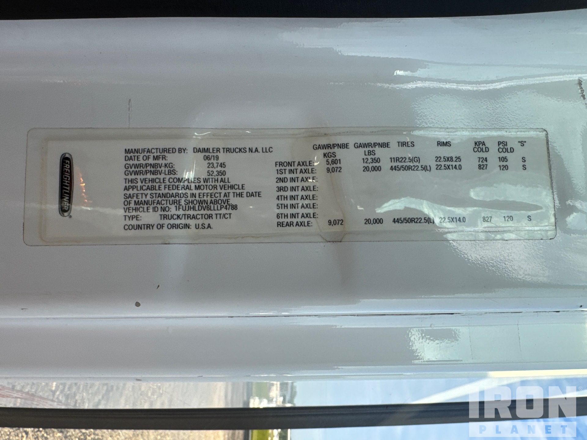 2020 Freightliner CASCADIA 126