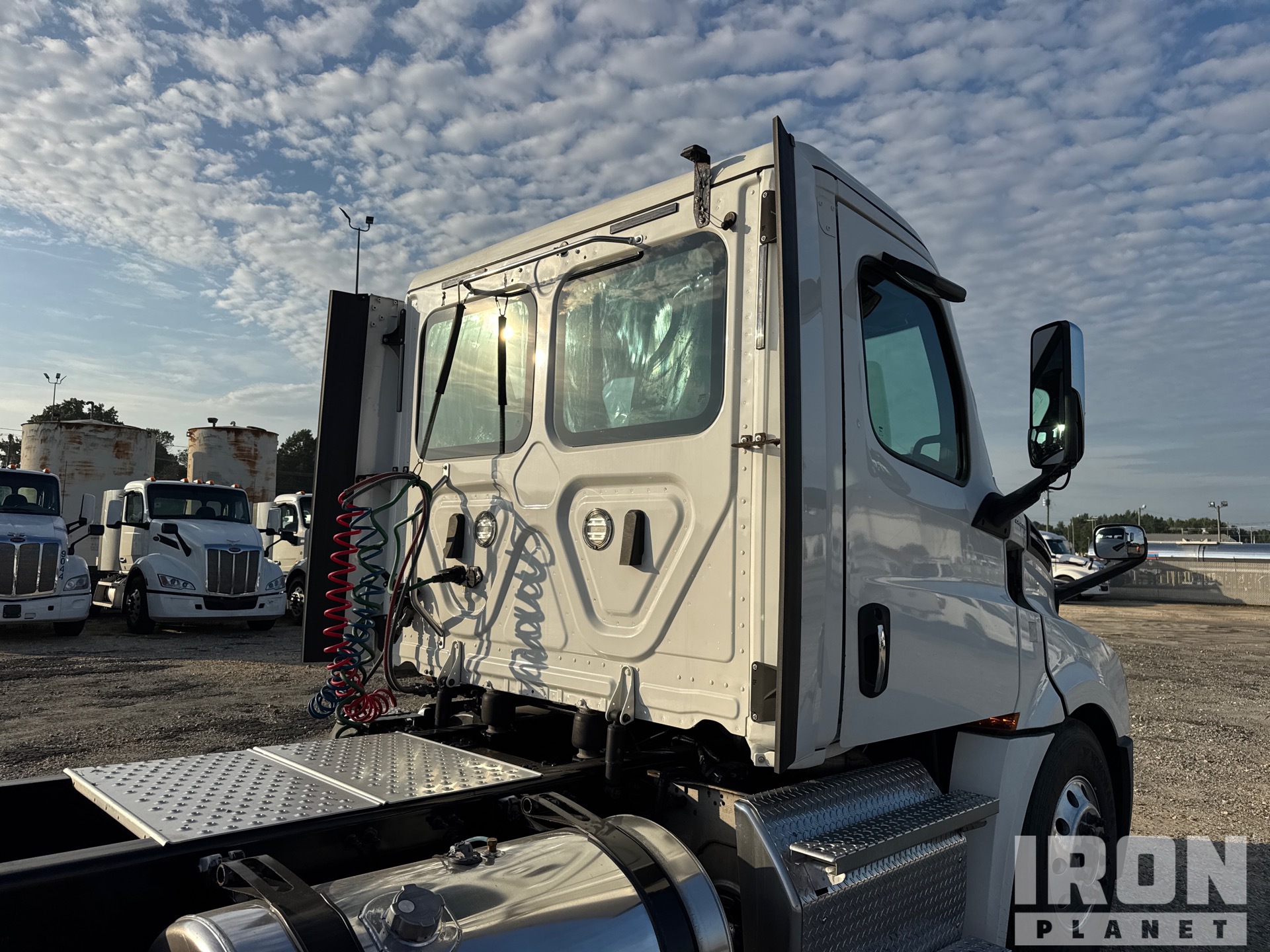 2020 Freightliner CASCADIA 126