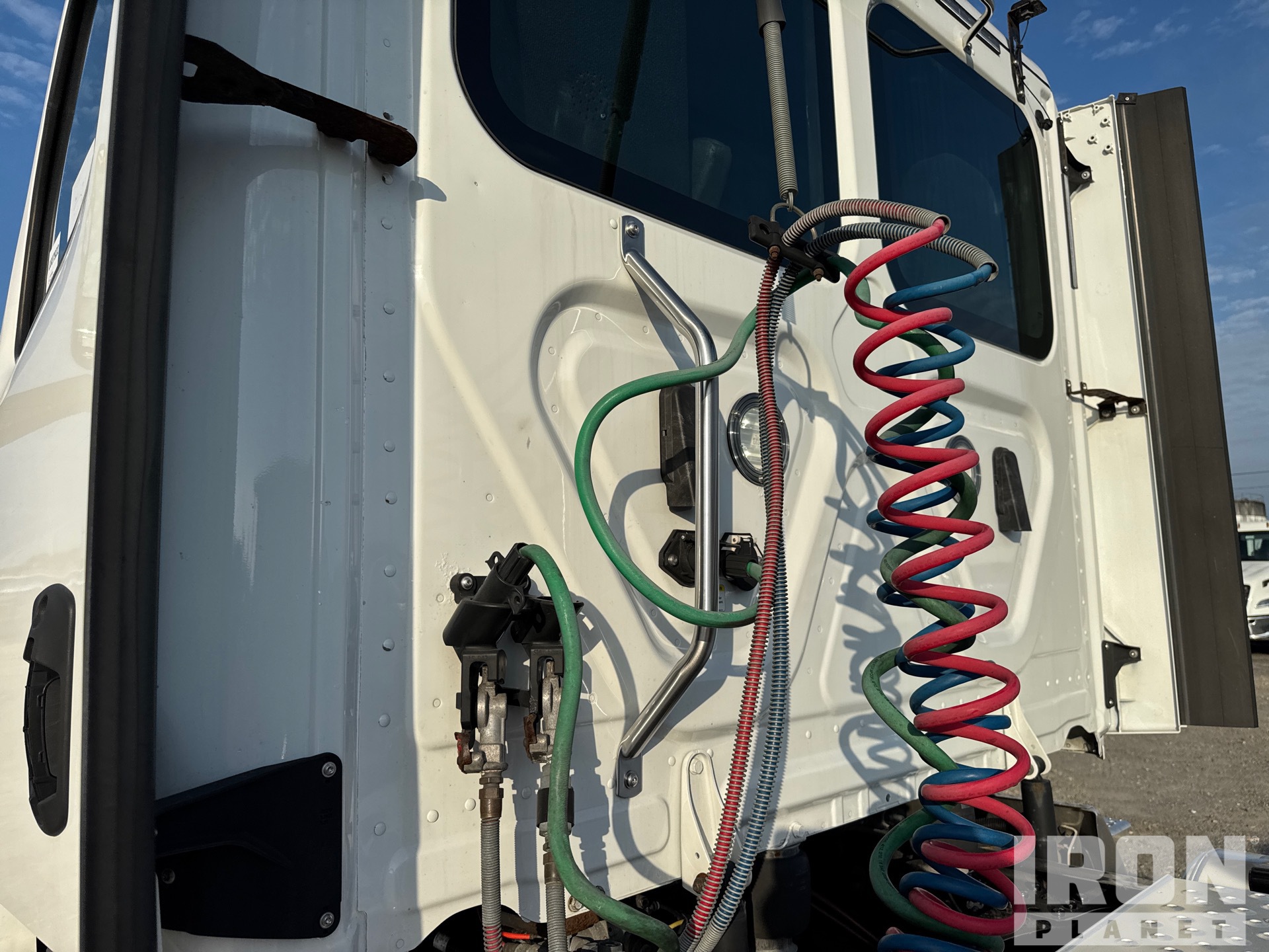 2020 Freightliner CASCADIA 126