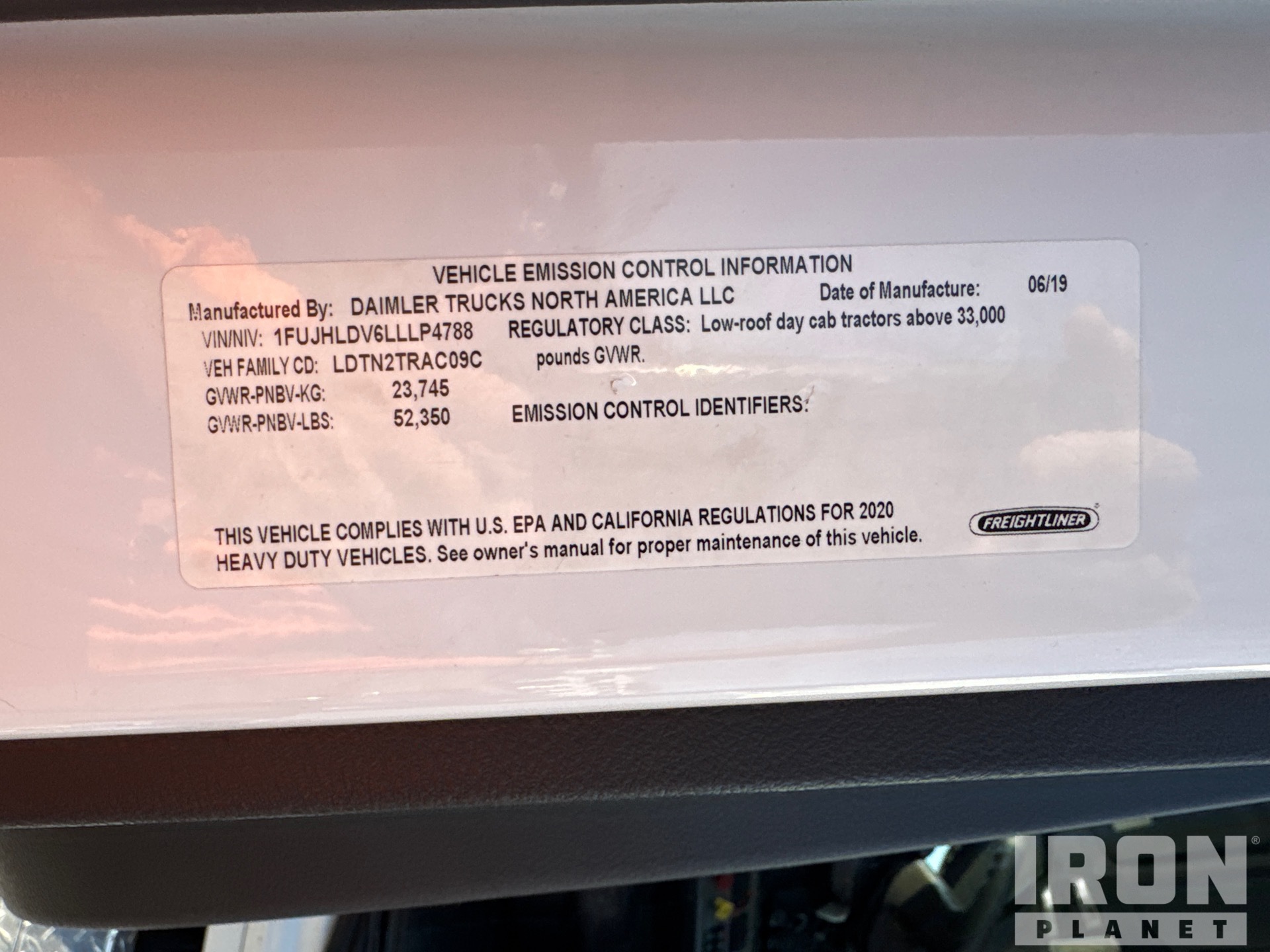 2020 Freightliner CASCADIA 126