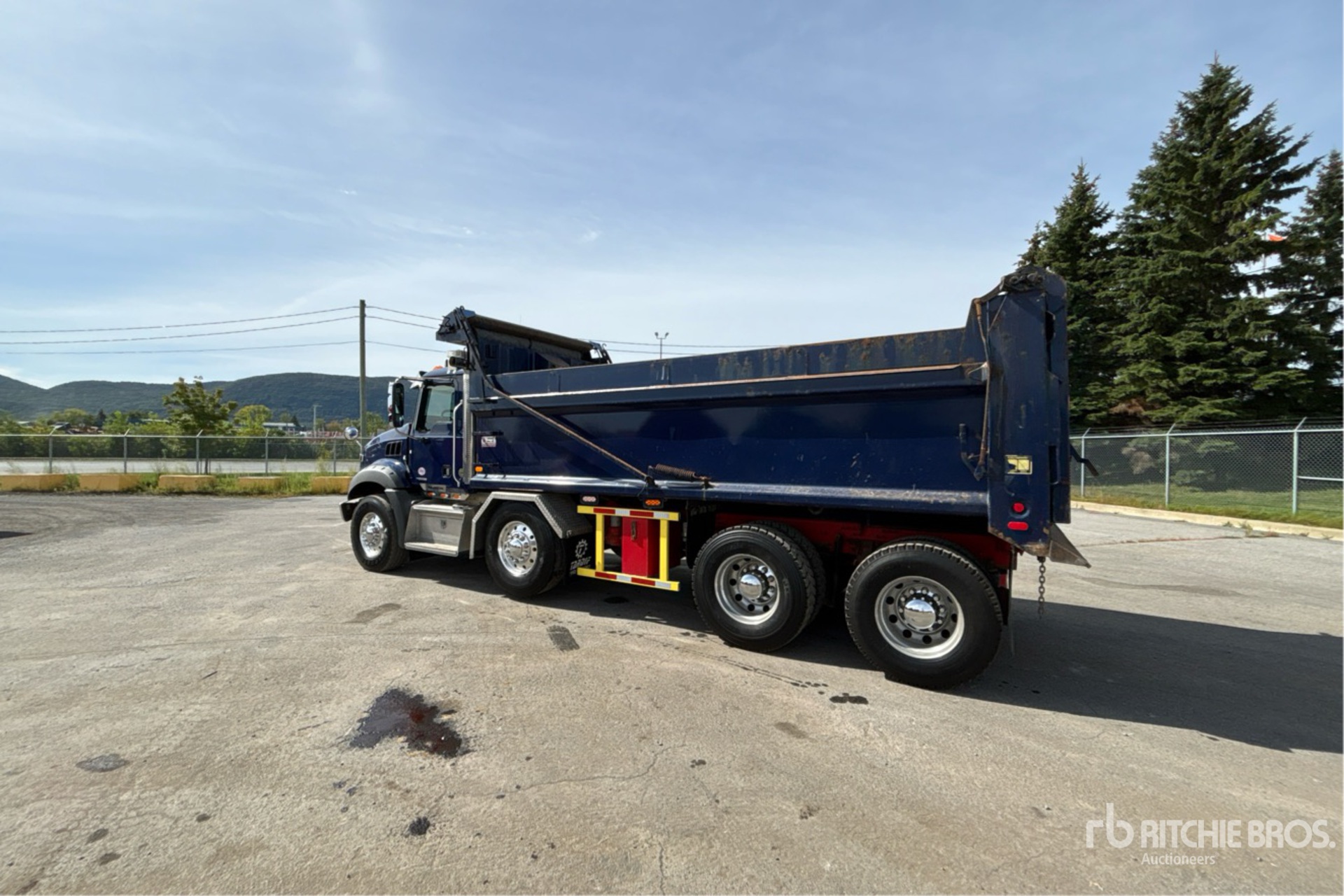 2021 Mack GR64B