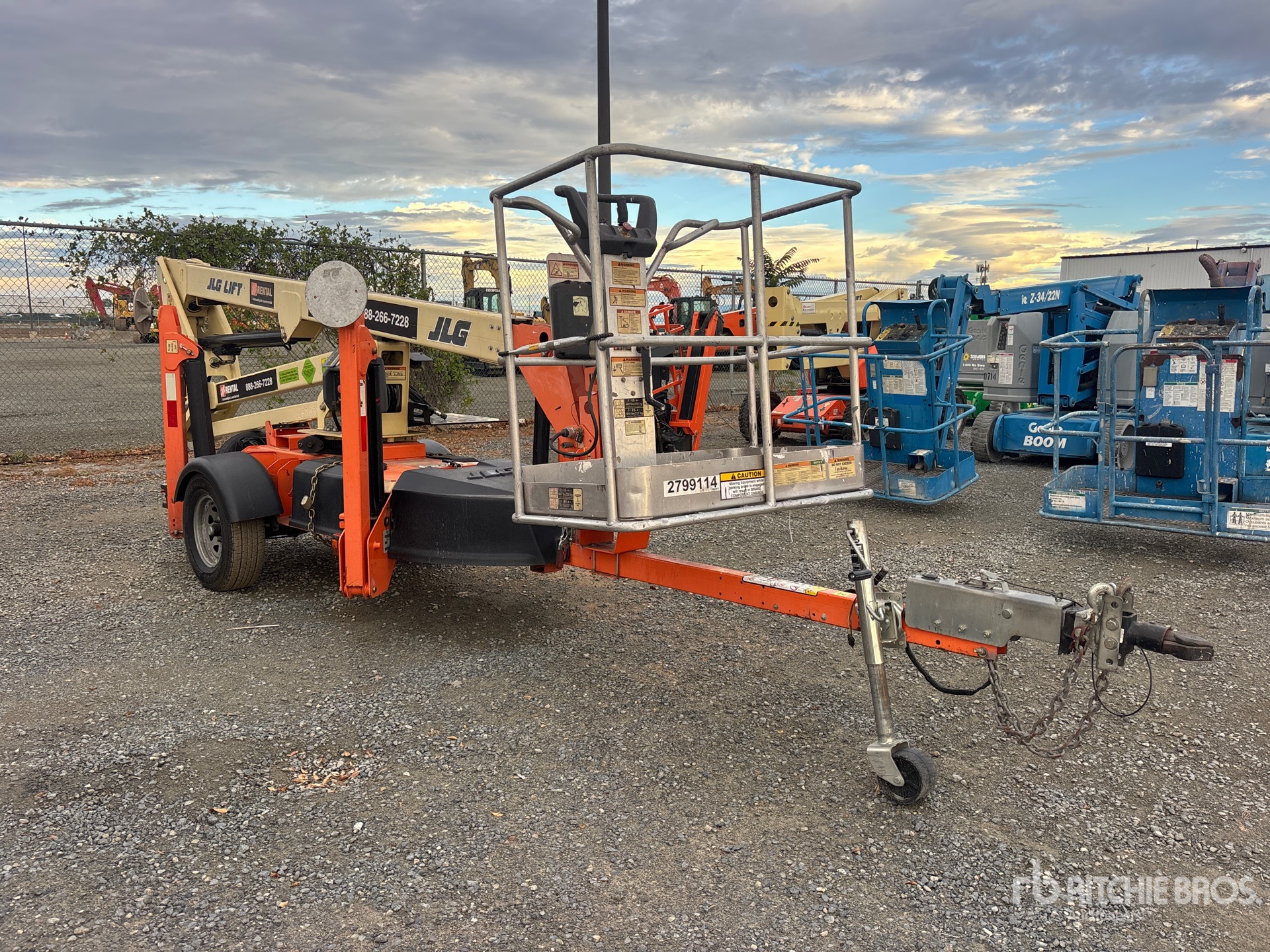 2019 JLG T-350