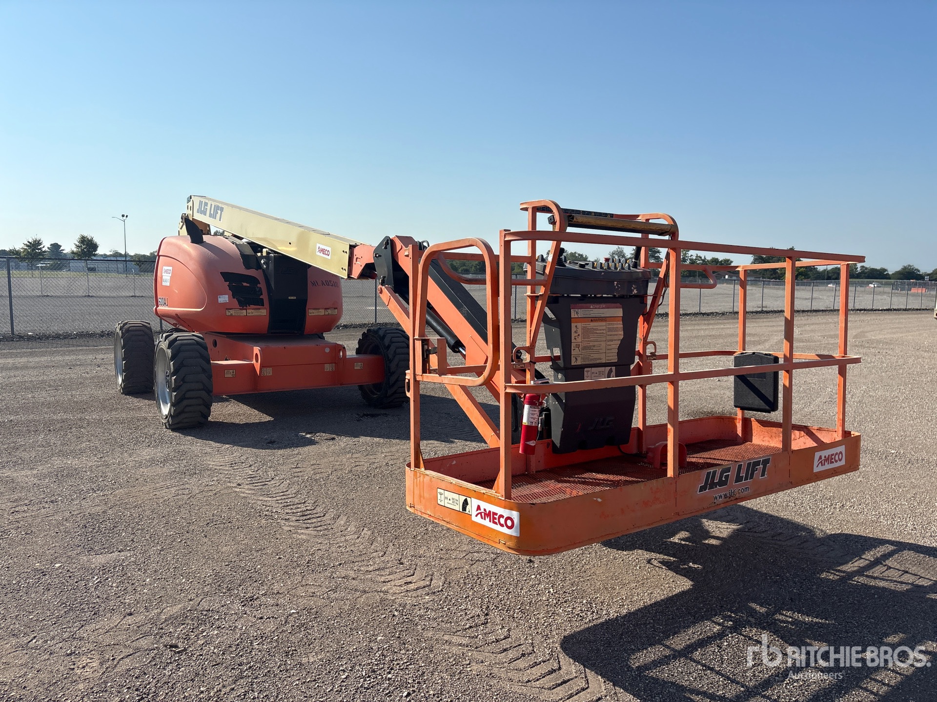 2017 JLG 600AJ