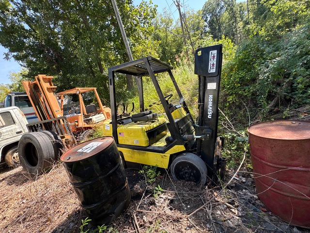 Komatsu FG25ST11 4800 lb Pneumatic Tire Forklift