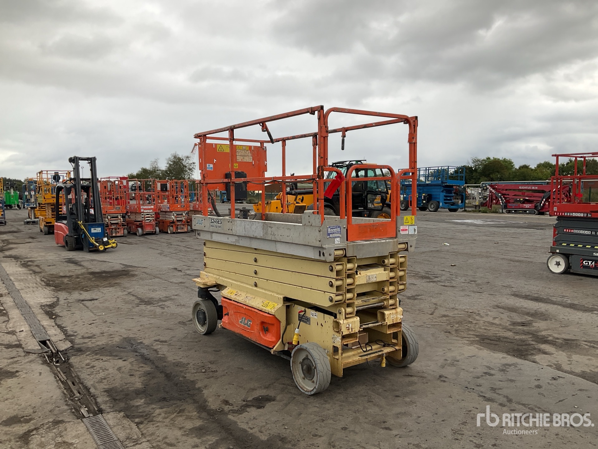 2013 JLG 3246ES