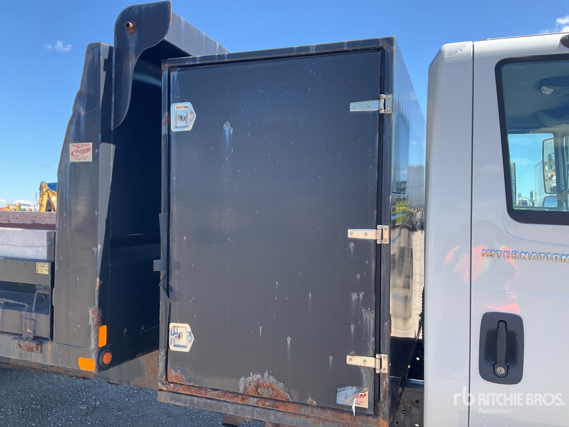 2004 International 4200 SBA