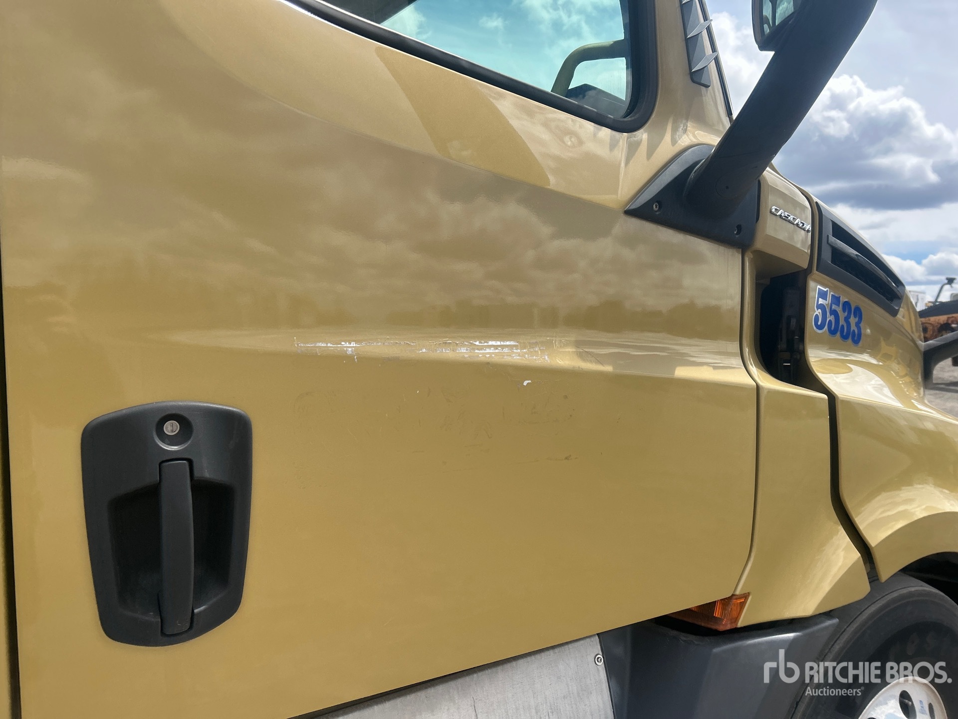 2020 Freightliner CASCADIA 126