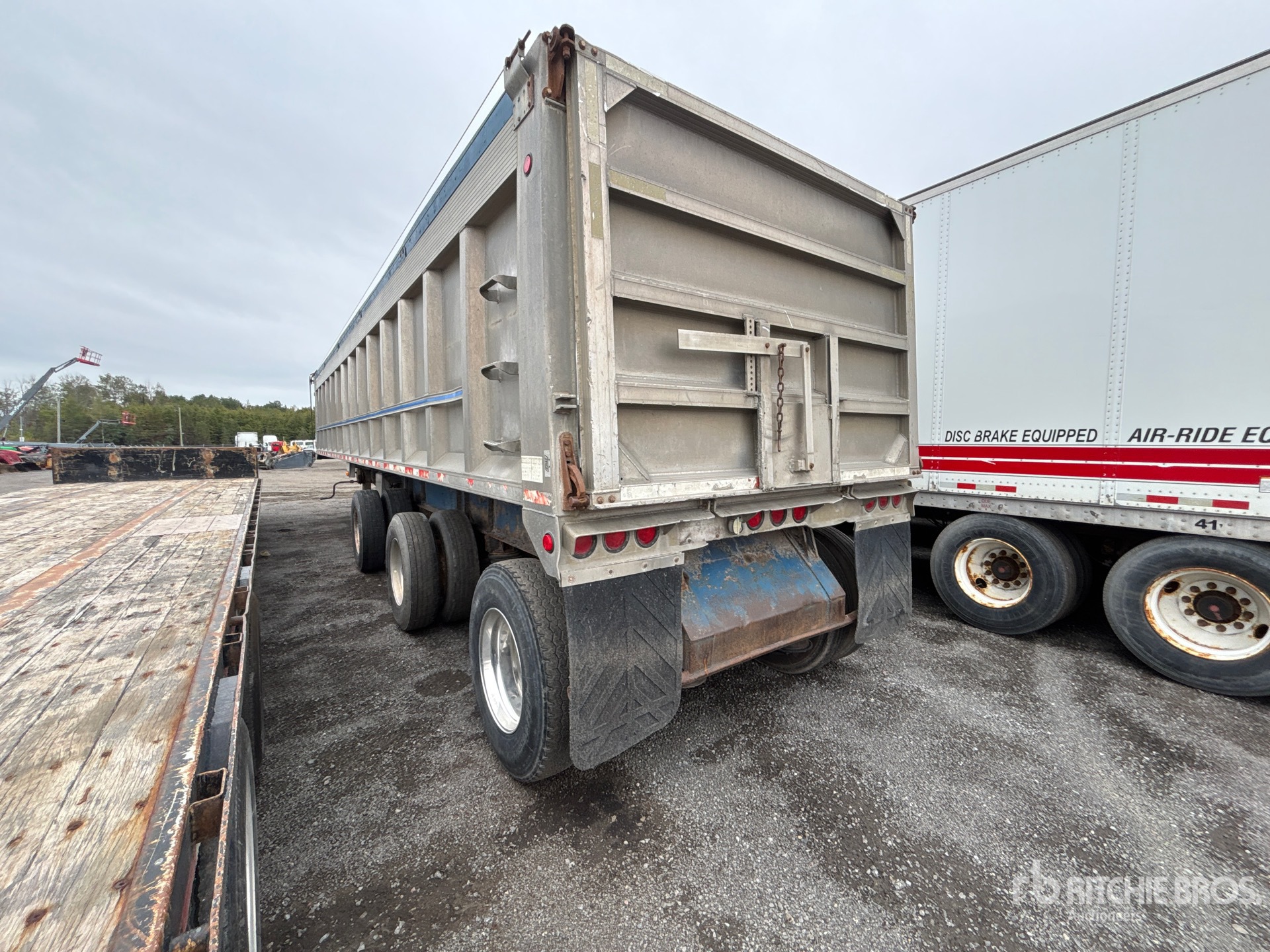 1999 Titan 40 ft Tri/A