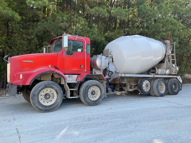 2005 Kenworth T800 10x4 Twin-Steer Mixer Truck