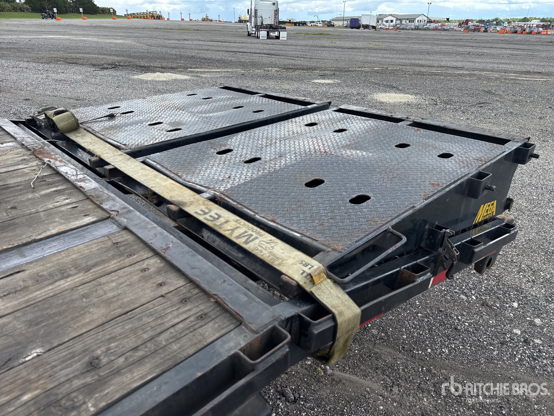 2024 Big Tex 22GN-40D5A-MRBK