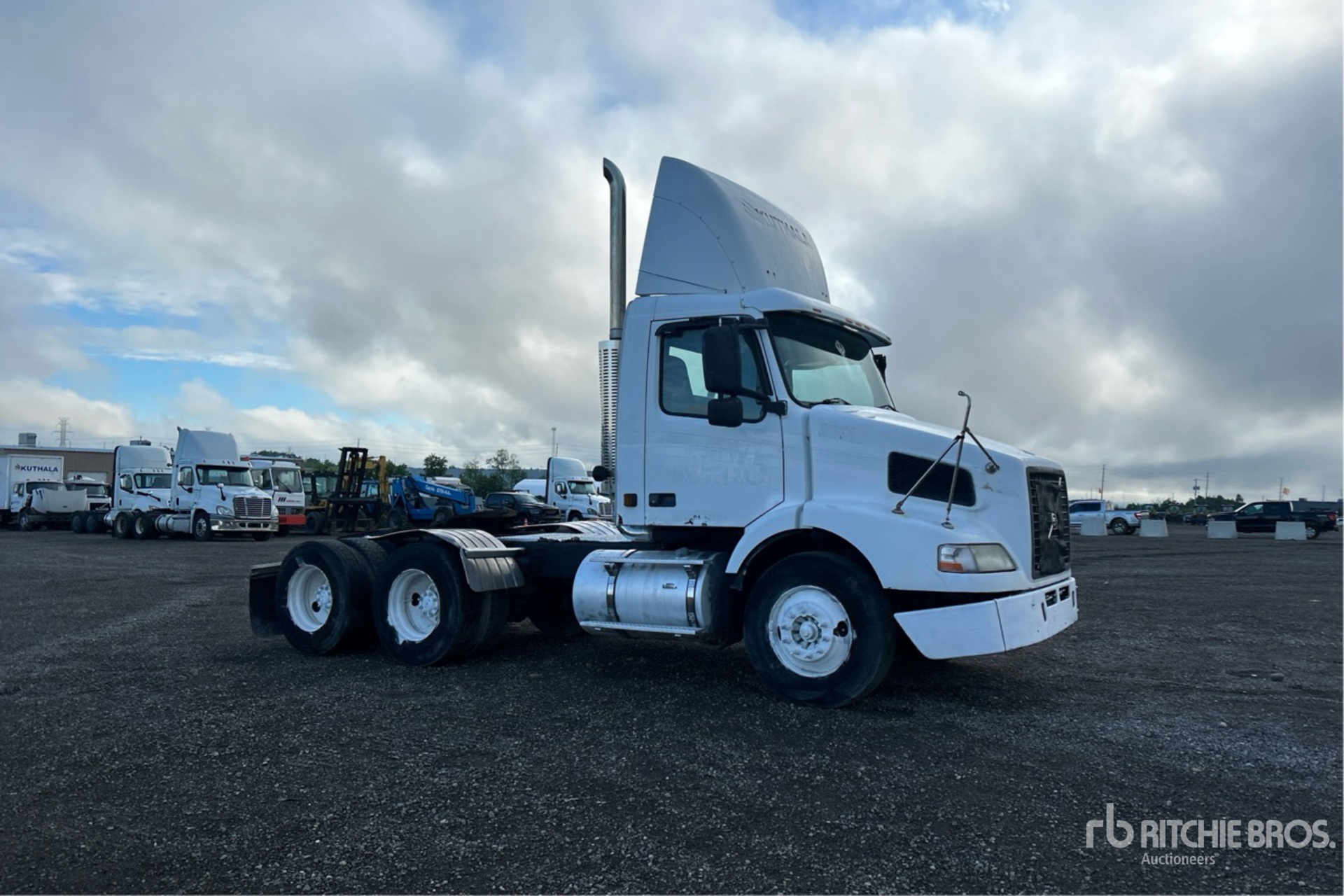 2004 Volvo VNM