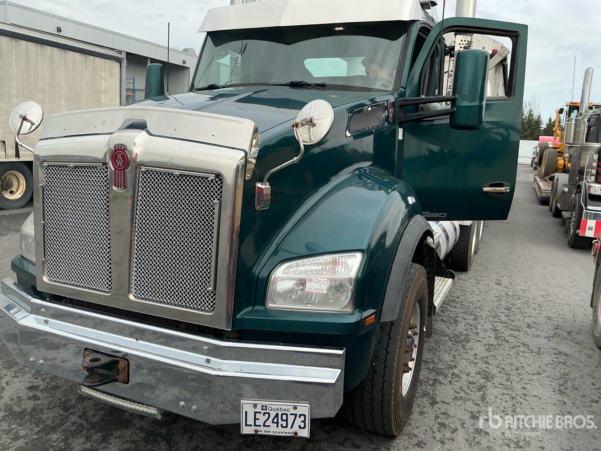 Photo of 2022 Kenworth T880