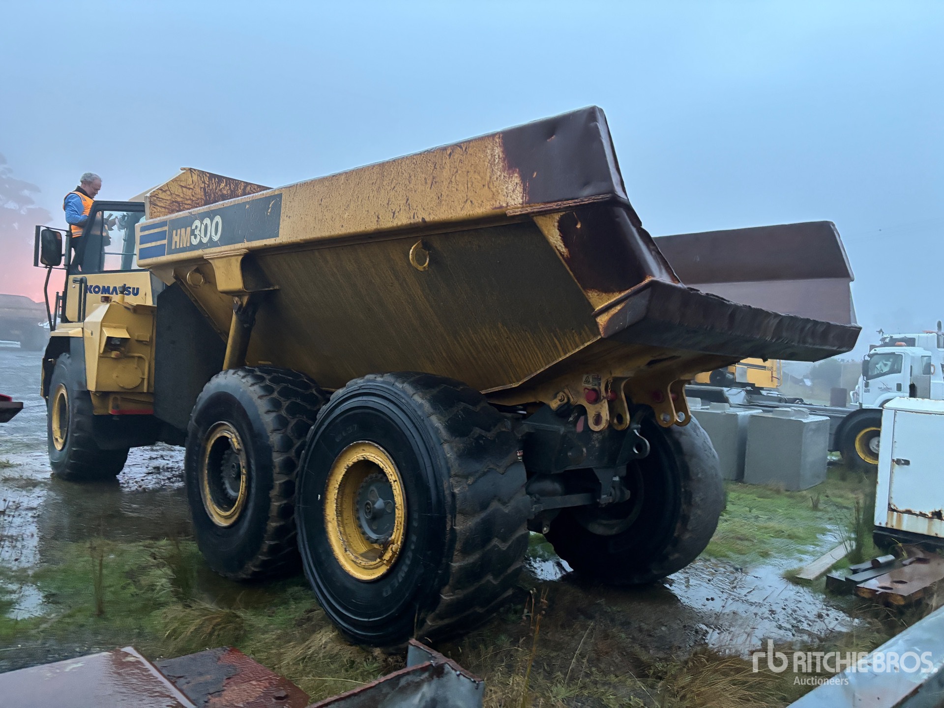Komatsu HM300-1