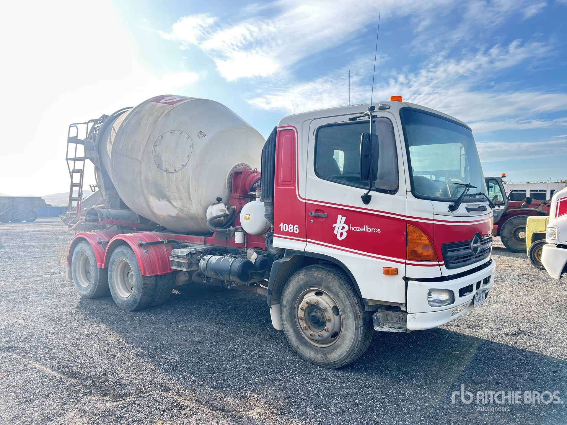 2004 Hino FM1J