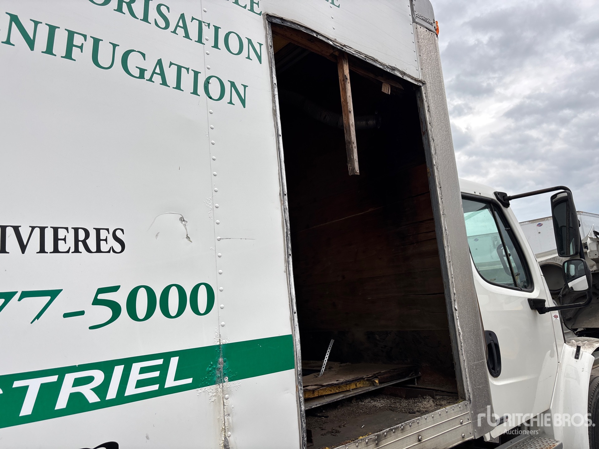 2011 Freightliner M2106