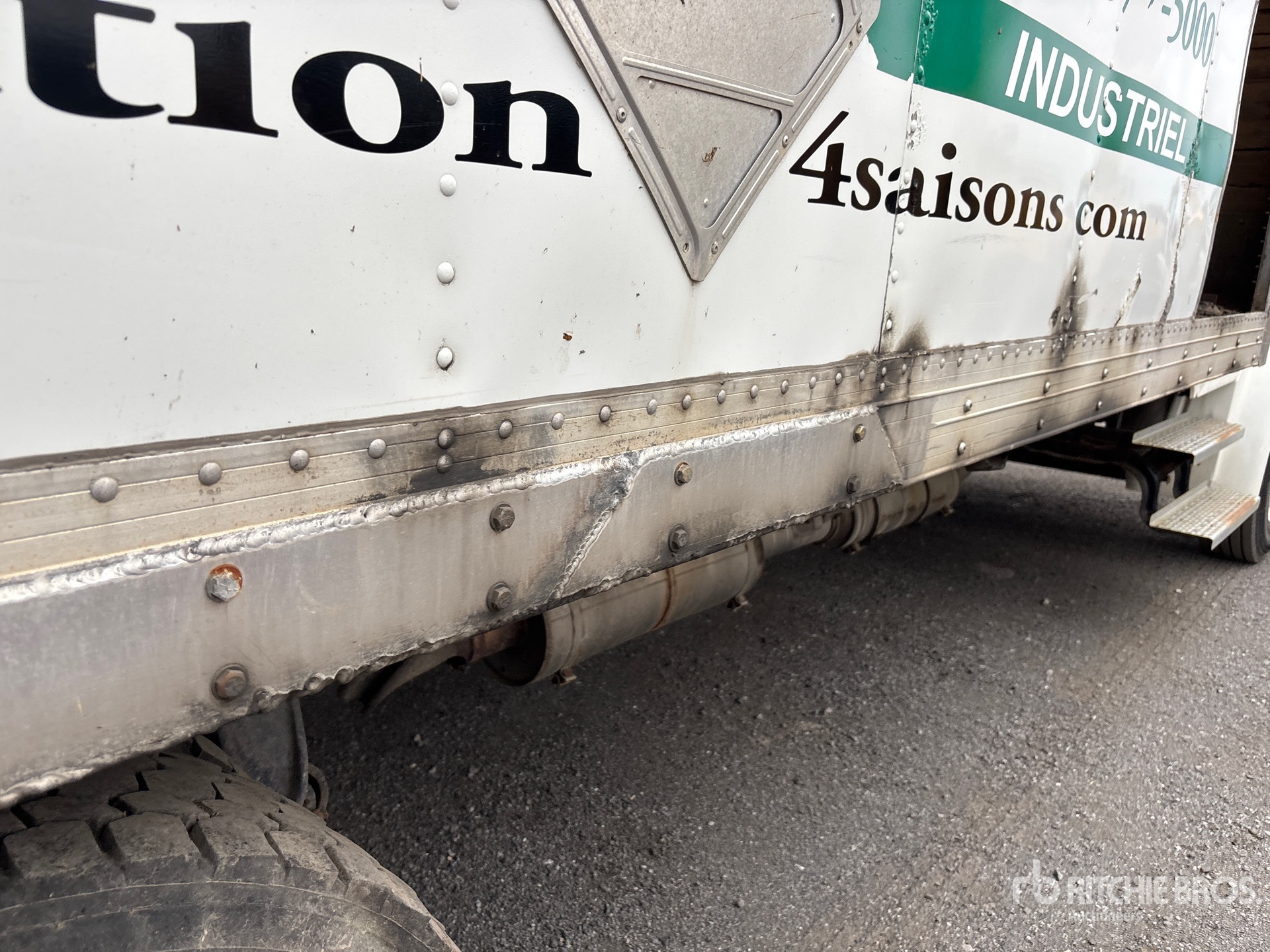 2011 Freightliner M2106