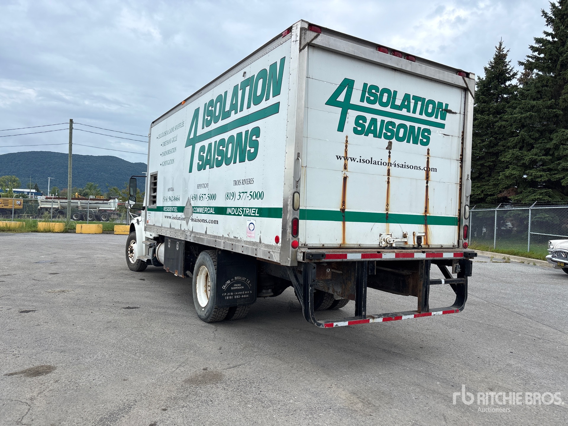 2011 Freightliner M2106