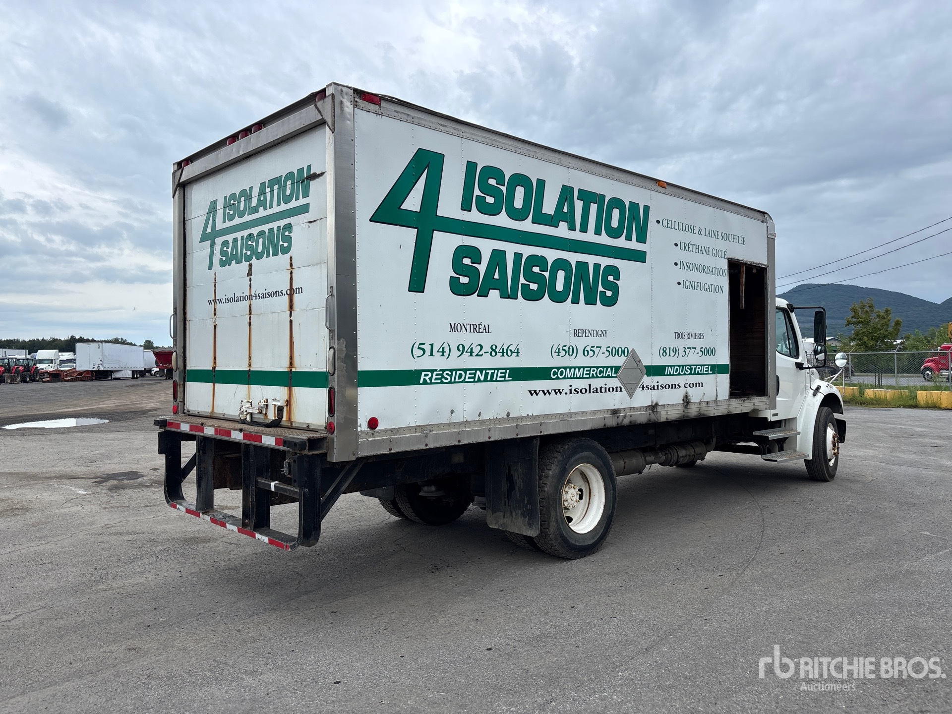 2011 Freightliner M2106