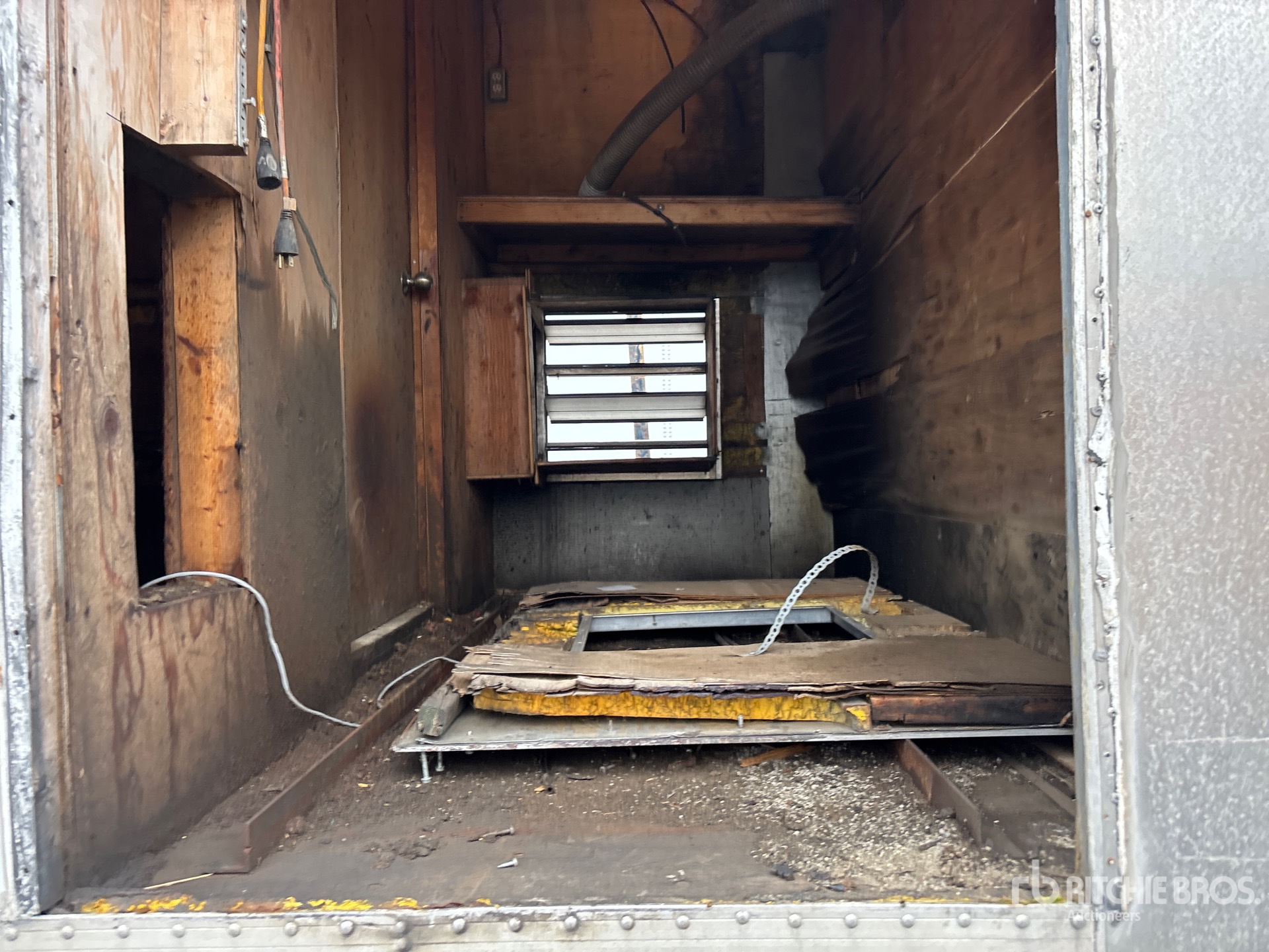 2011 Freightliner M2106