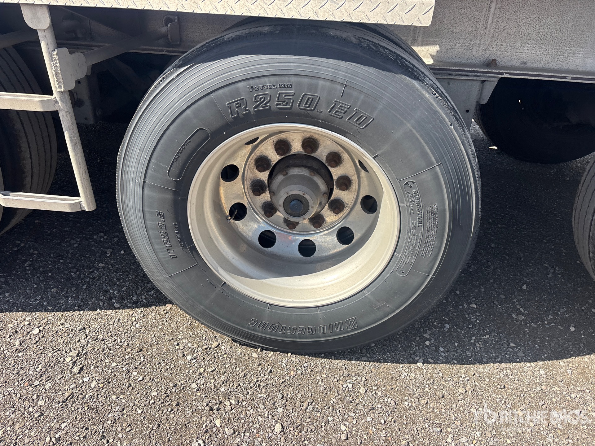 2013 Mac 32 FT TRI/A SUPER B-TRAIN LEAD