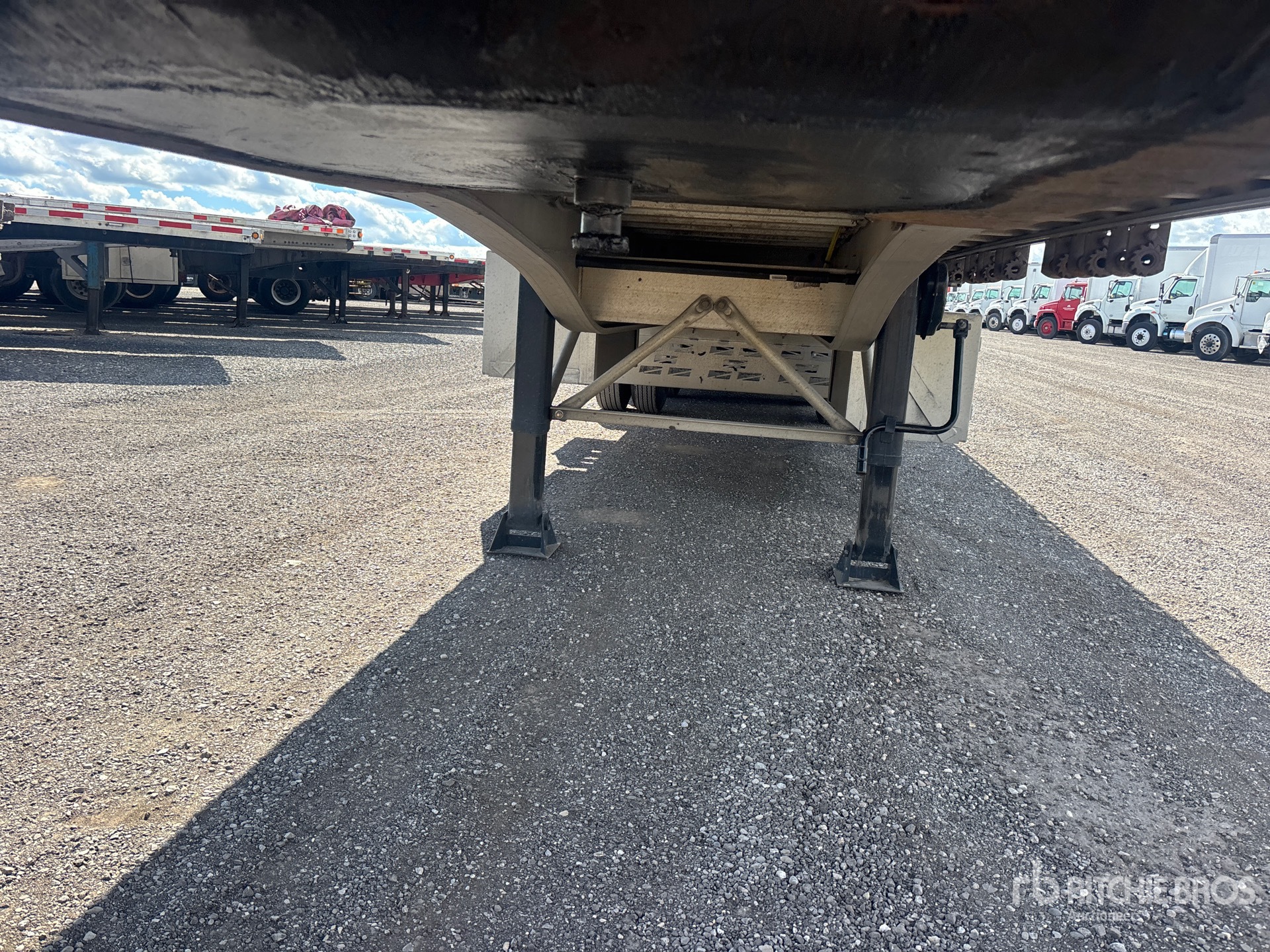 2013 Mac 32 FT TRI/A SUPER B-TRAIN LEAD