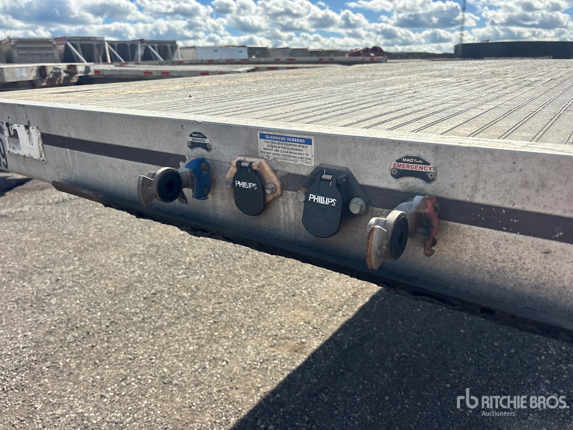 2013 Mac 32 FT TRI/A SUPER B-TRAIN LEAD