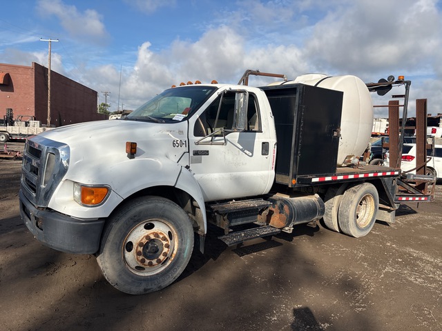 2004 Ford F-650 XL 4x2 W/ 925 Gallon water tank Flatbed Truck (Inoperable) 2004 Ford F-650 XL 4x2 W/ 925 Gallon water tank Flatbed Truck (Inoperable)