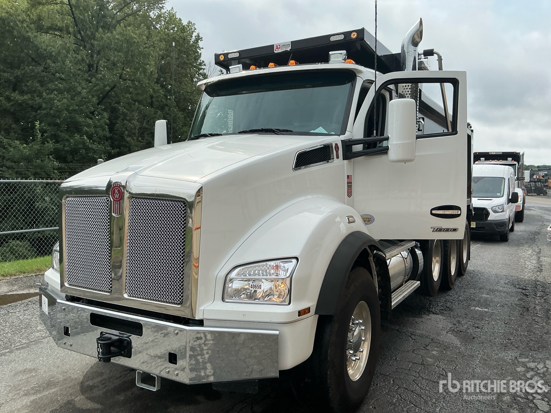 2025 Kenworth T880