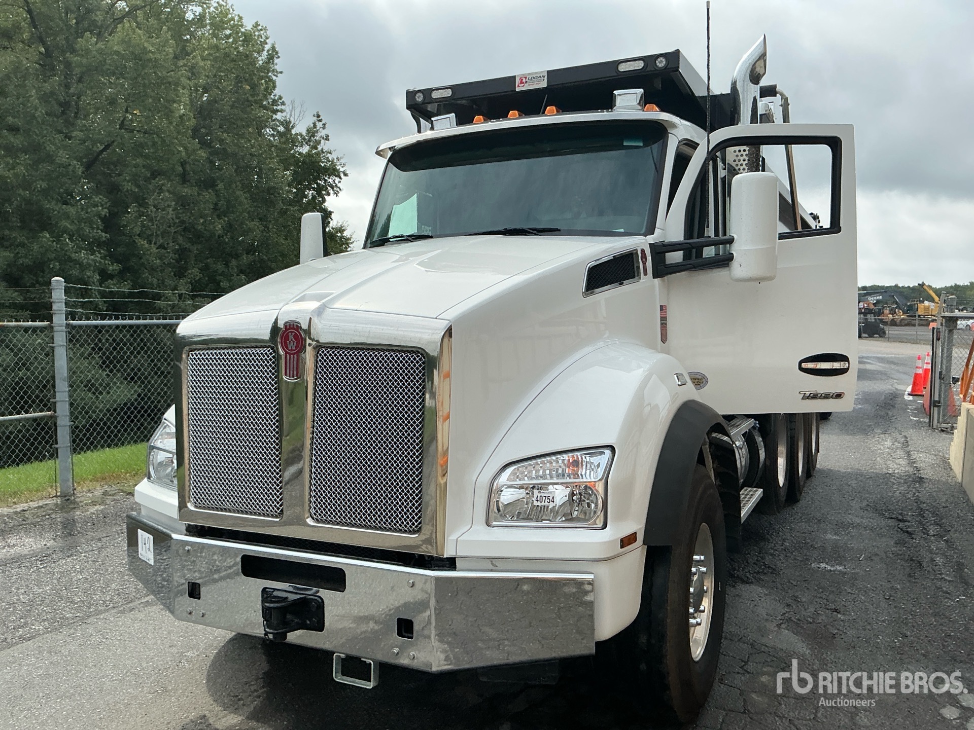 2025 Kenworth T880