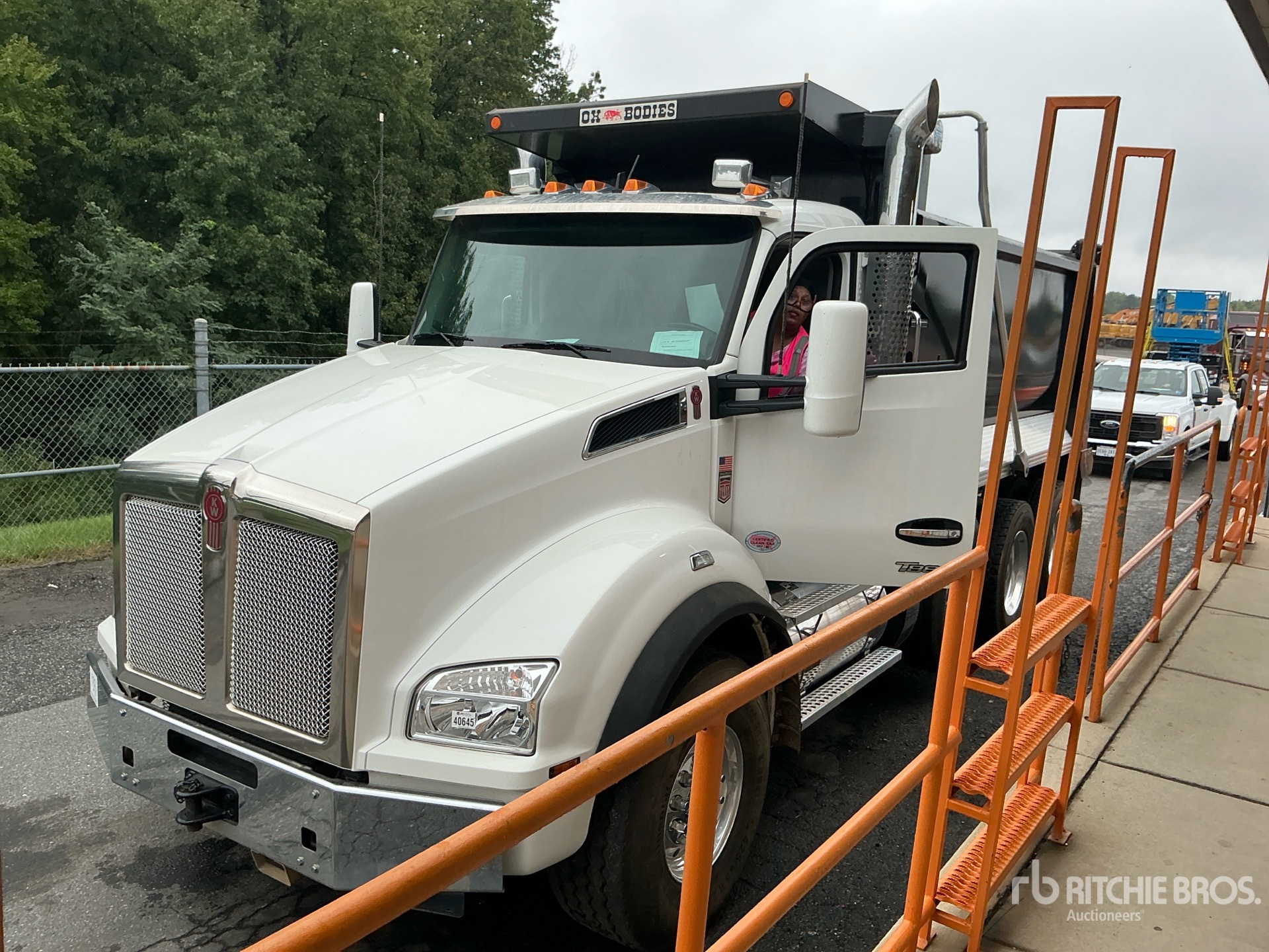 2025 Kenworth T880