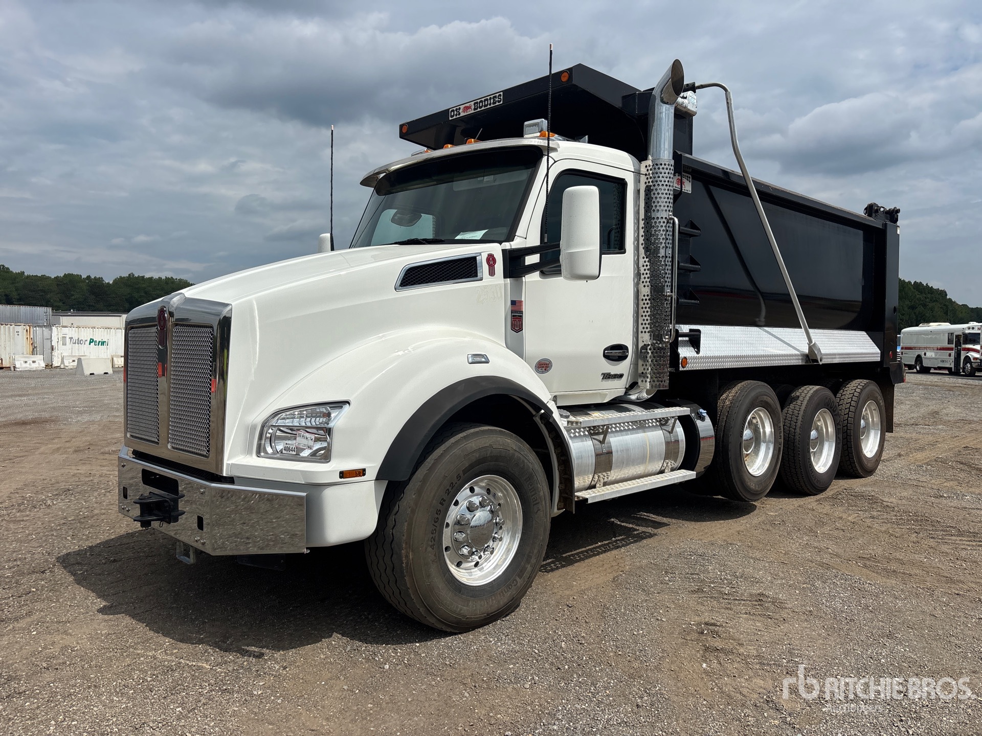 Photo of 2025 Kenworth T880