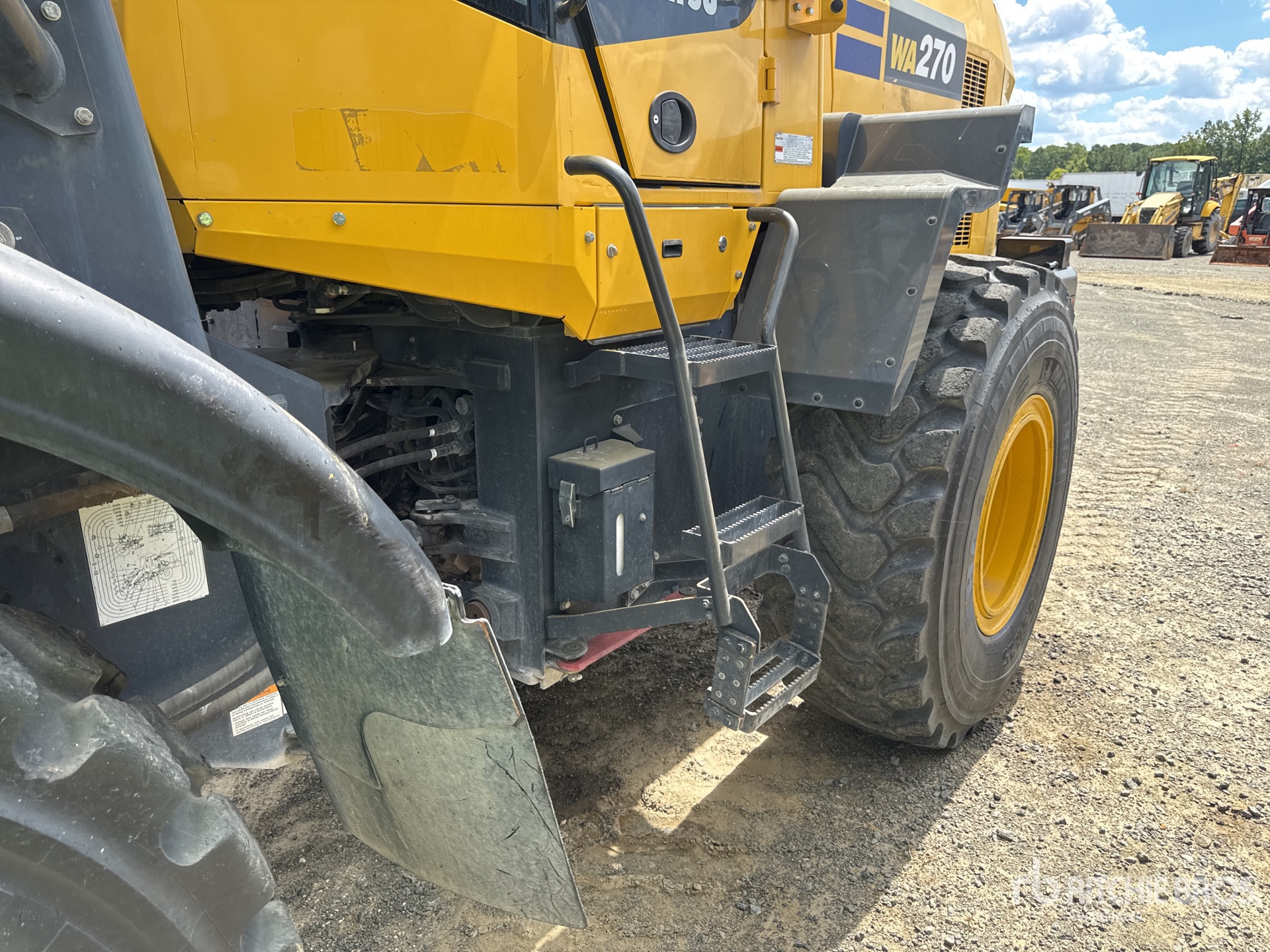 2023 Komatsu WA270-8