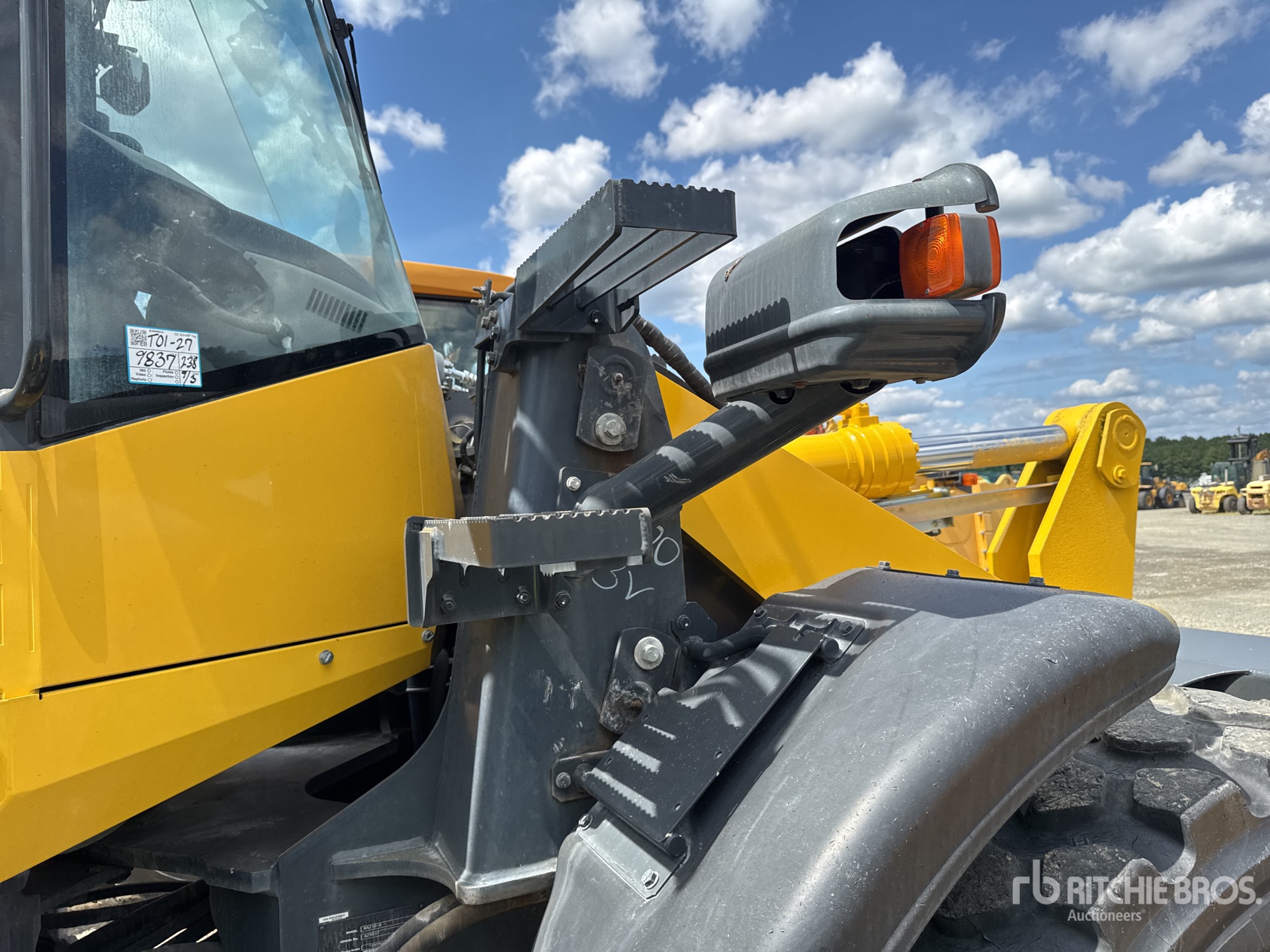 2023 Komatsu WA270-8