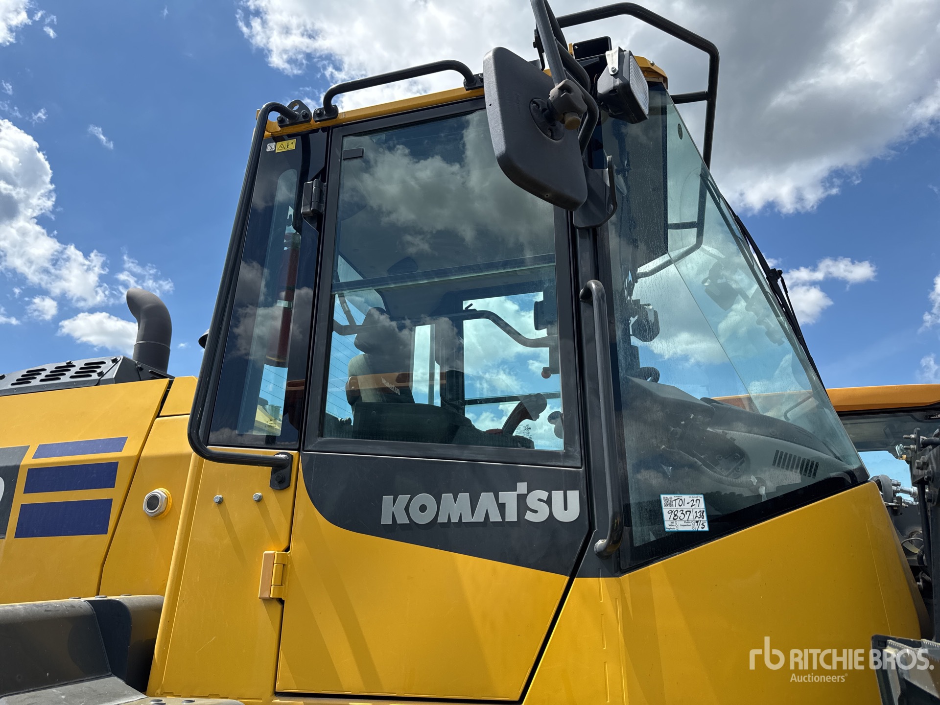2023 Komatsu WA270-8