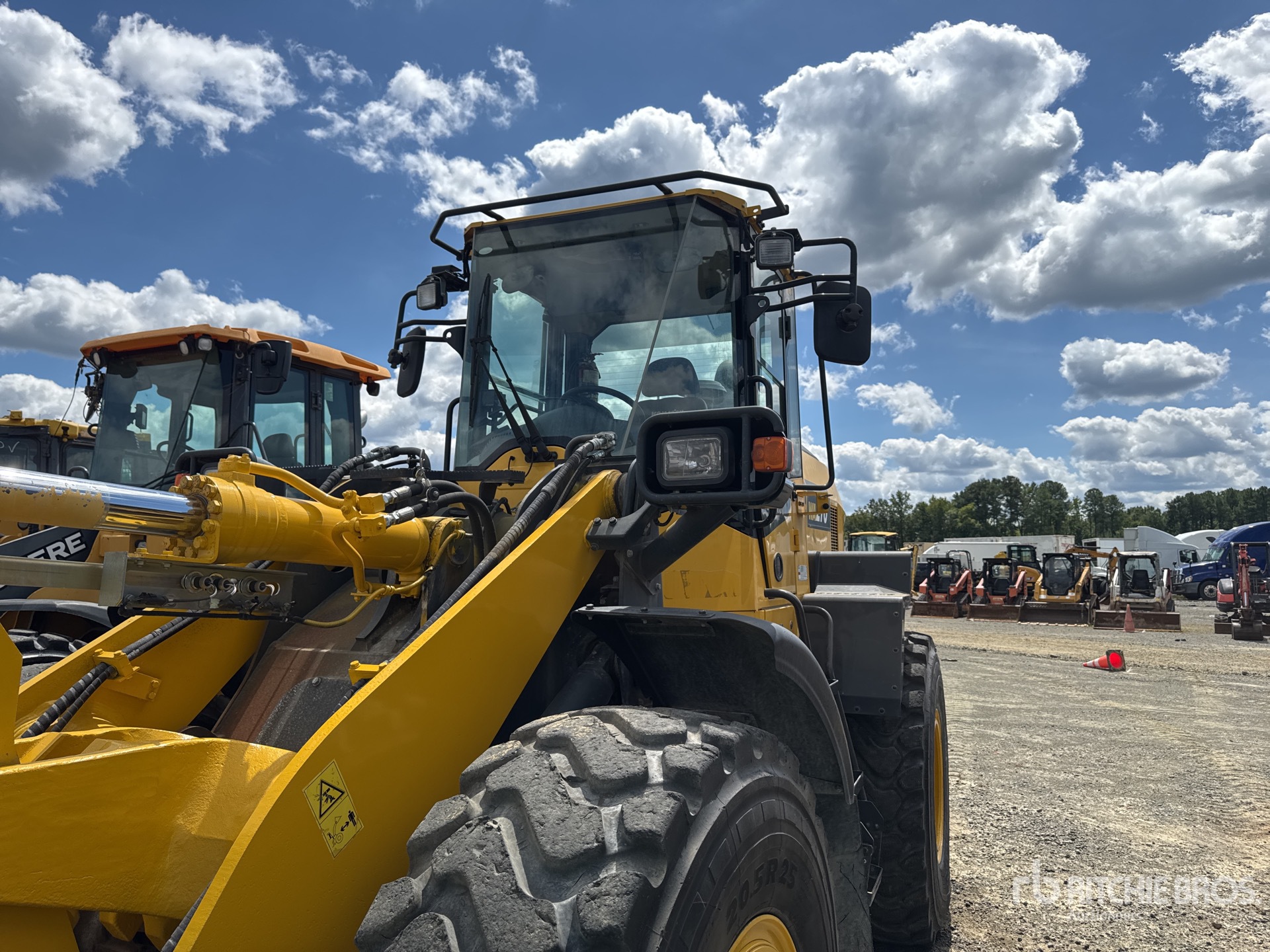 2023 Komatsu WA270-8