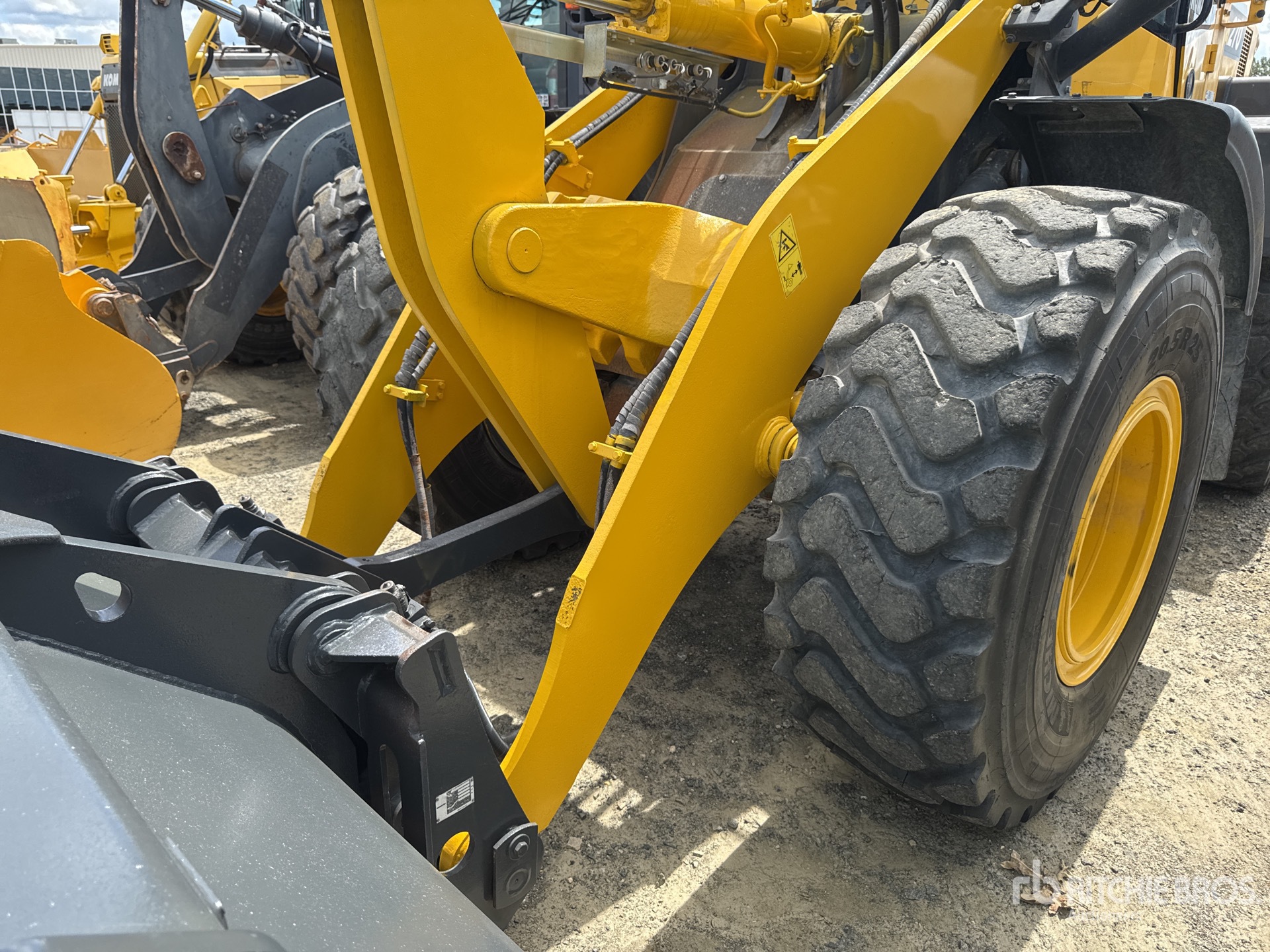 2023 Komatsu WA270-8