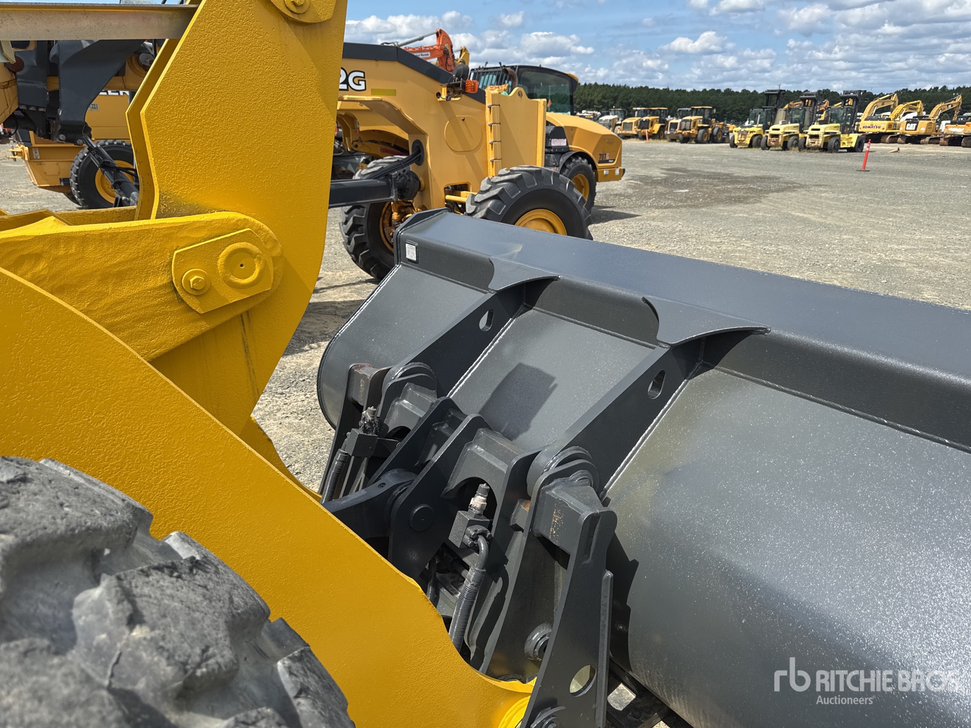 2023 Komatsu WA270-8