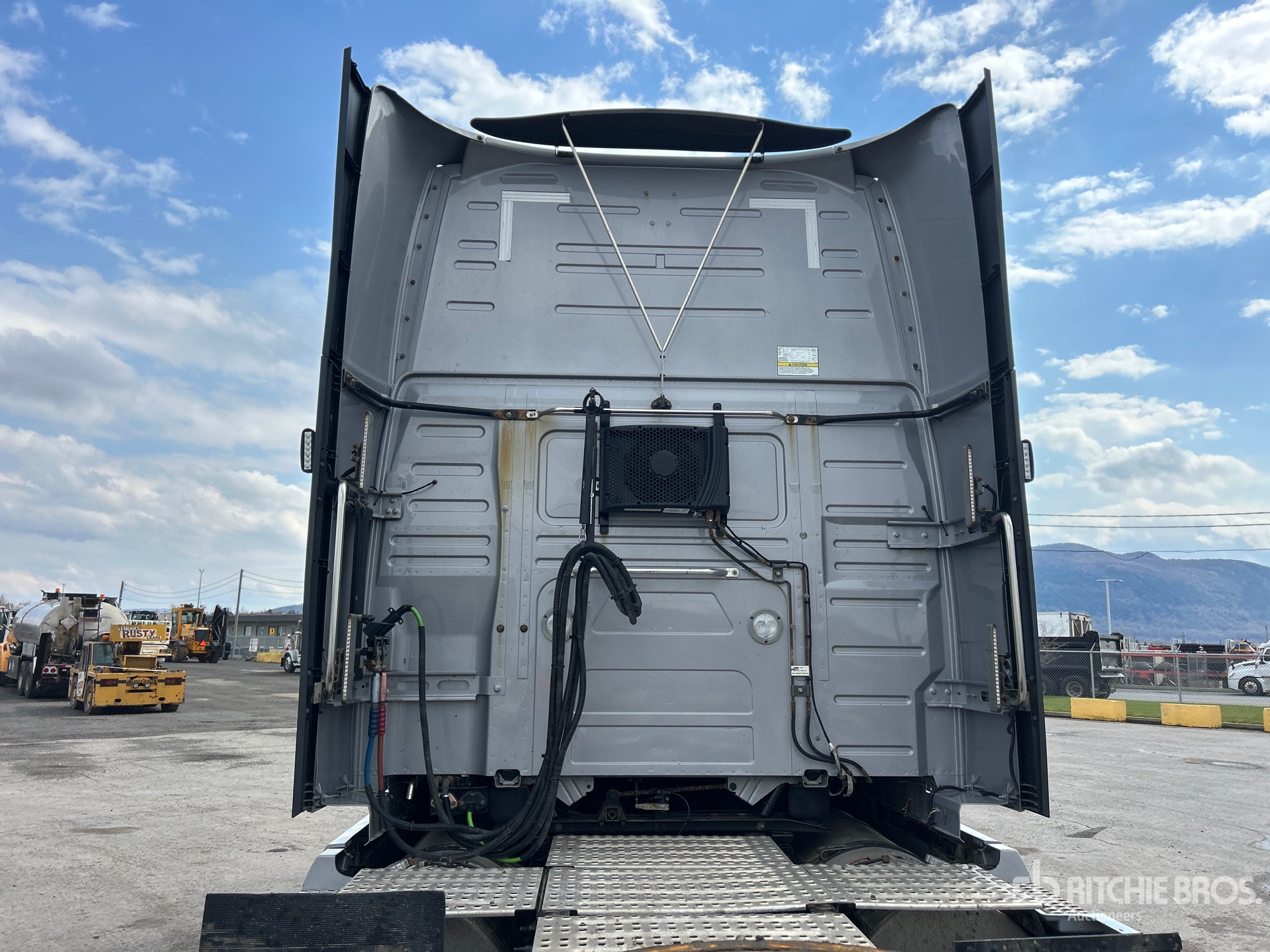 2023 Volvo VNL860