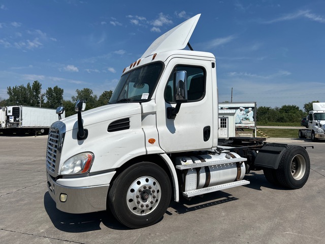 2016 Freightliner CA113 4x2 S/A Day Cab Truck Tractor
