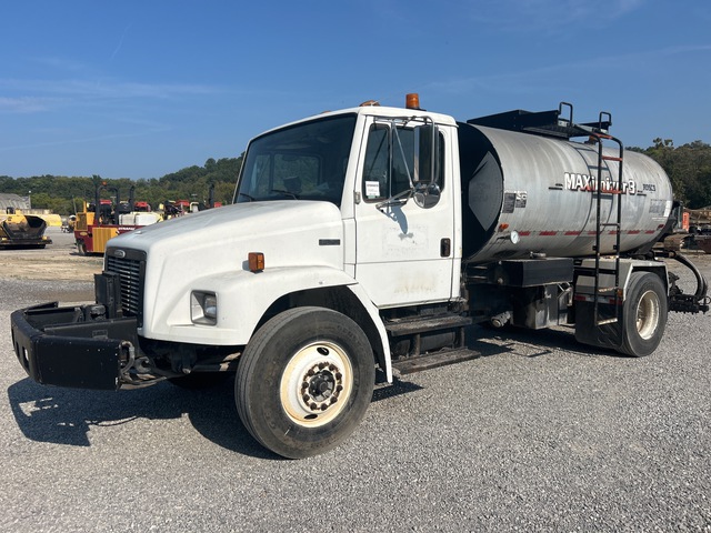 Rosco Asphalt Distributor on 2002 Freightliner FL70 4x2 Truck
