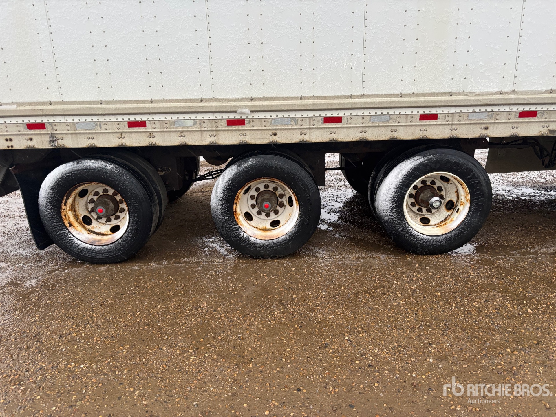 2012 Vanguard 53 FT X 102 IN TRI/A HEATED
