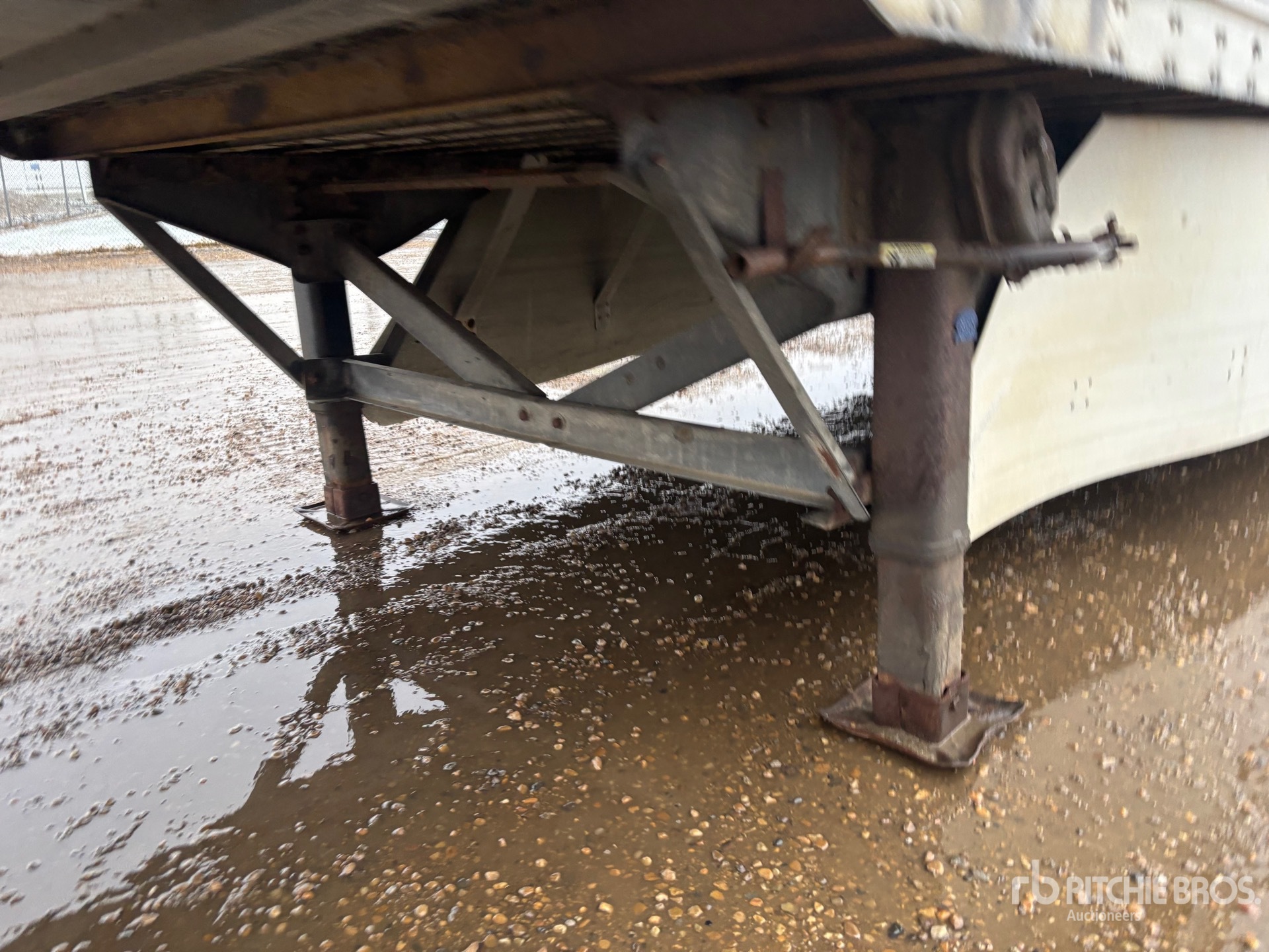 2012 Vanguard 53 FT X 102 IN TRI/A HEATED