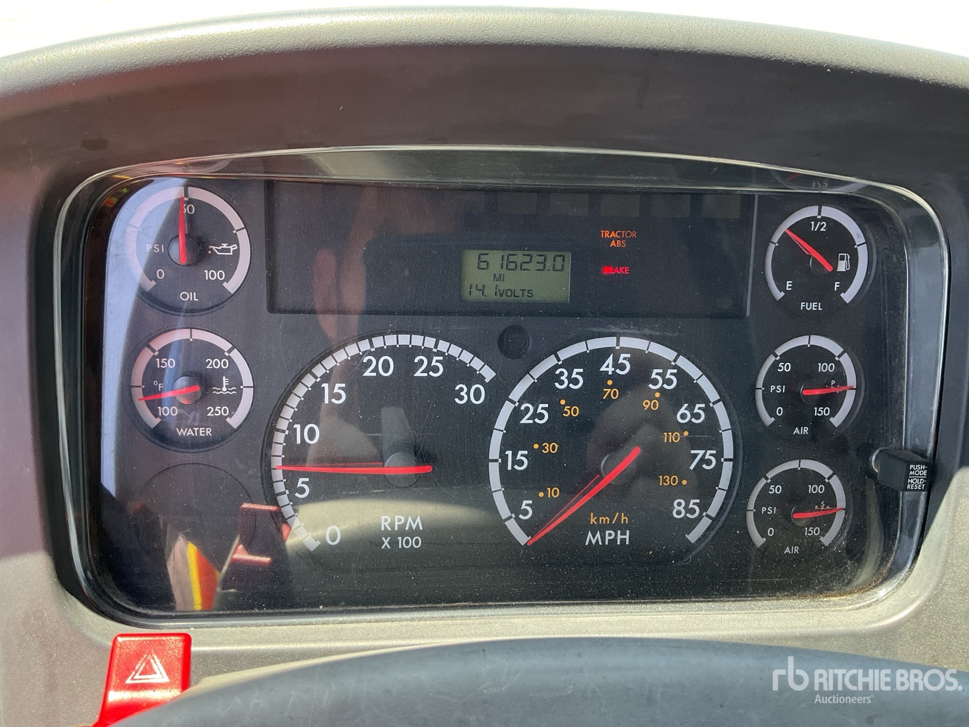 2005 Freightliner M2 106