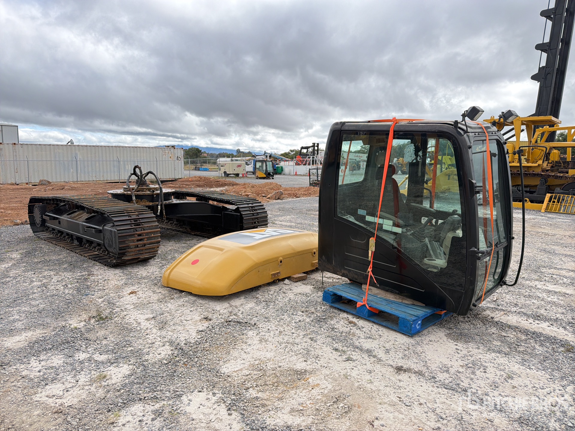 Caterpillar LOTE DE CABINA, CADENAS Y CONTR ...
