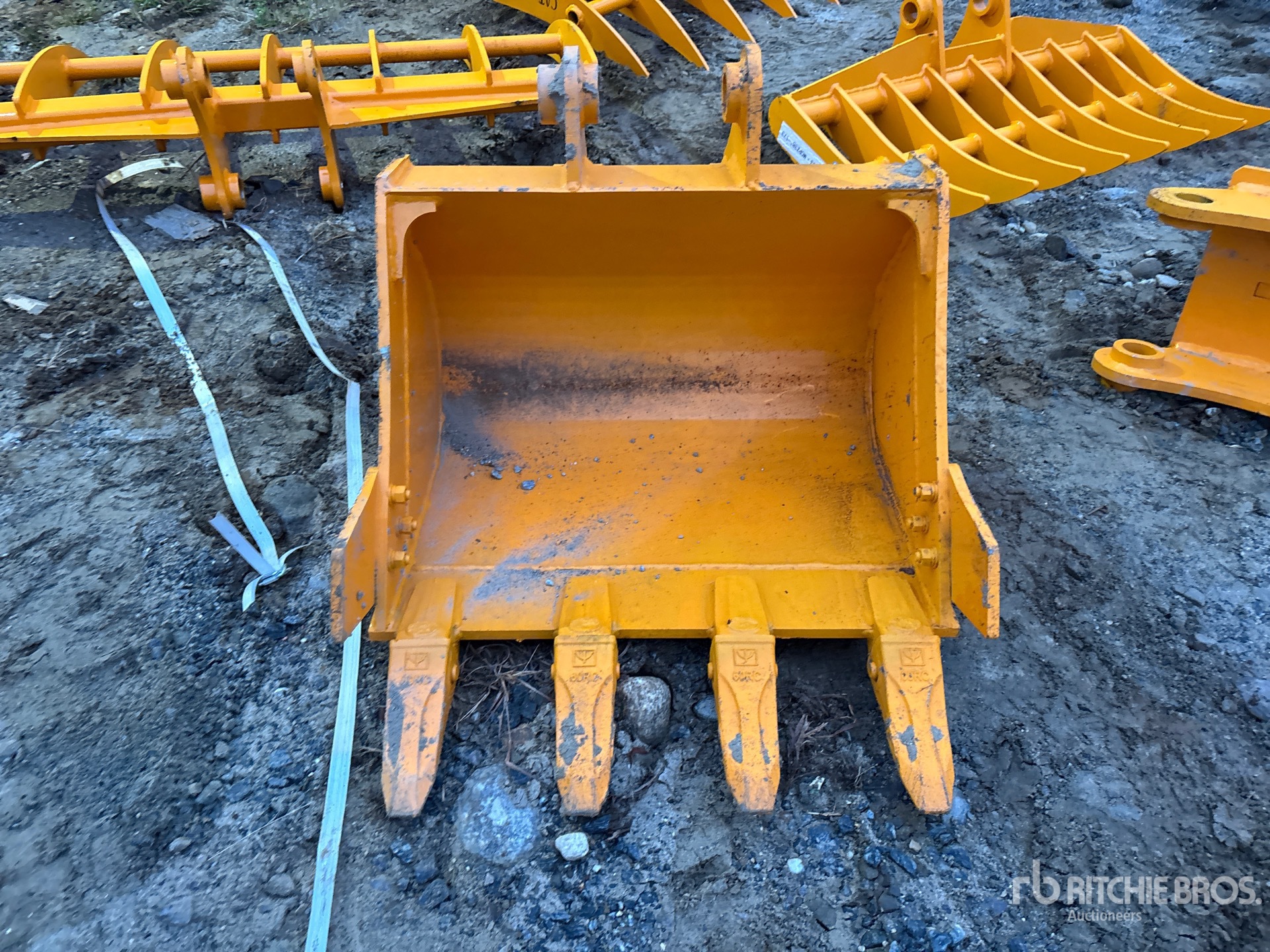 2026 GIYI 24 IN - FITS CAT 303 (UNUSED)