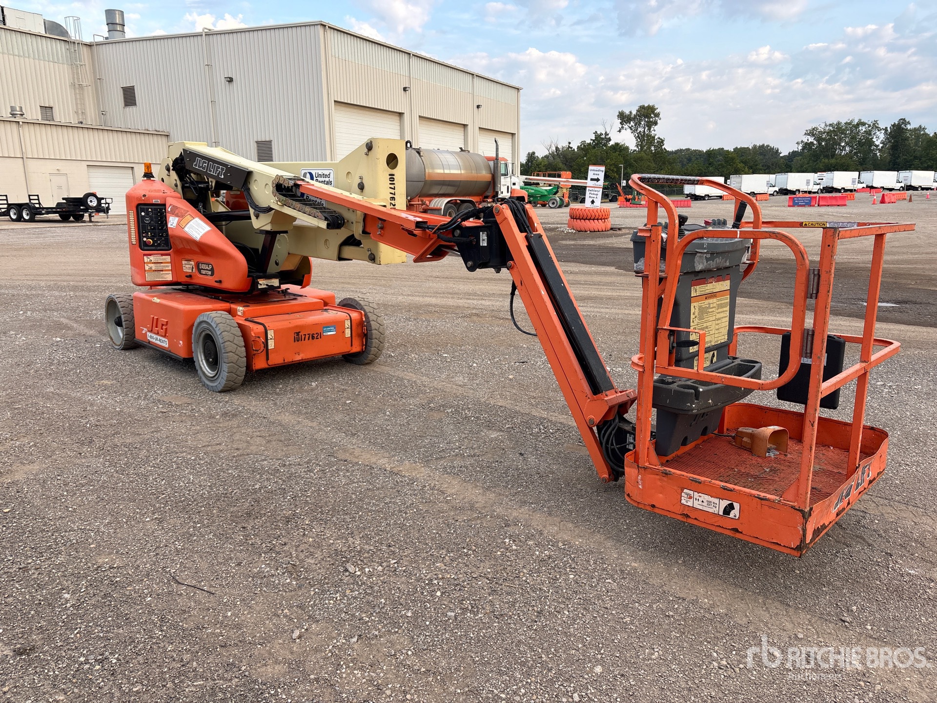 2013 JLG E400AJP